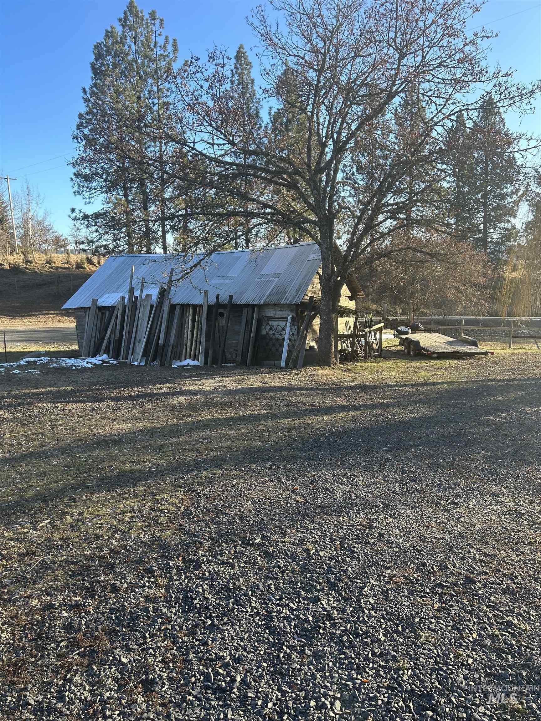 View of yard with an outbuilding