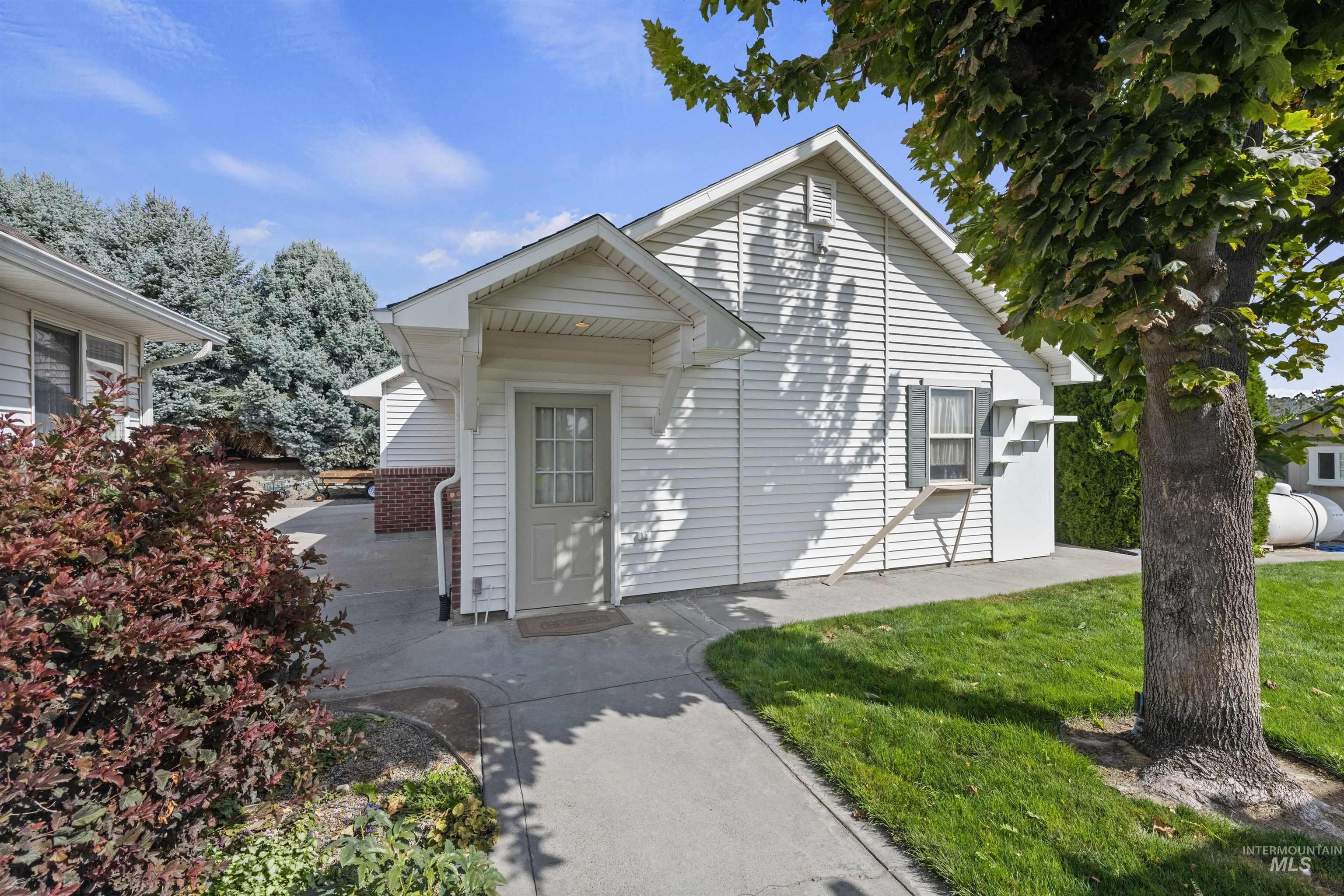 View of front of property featuring a front lawn