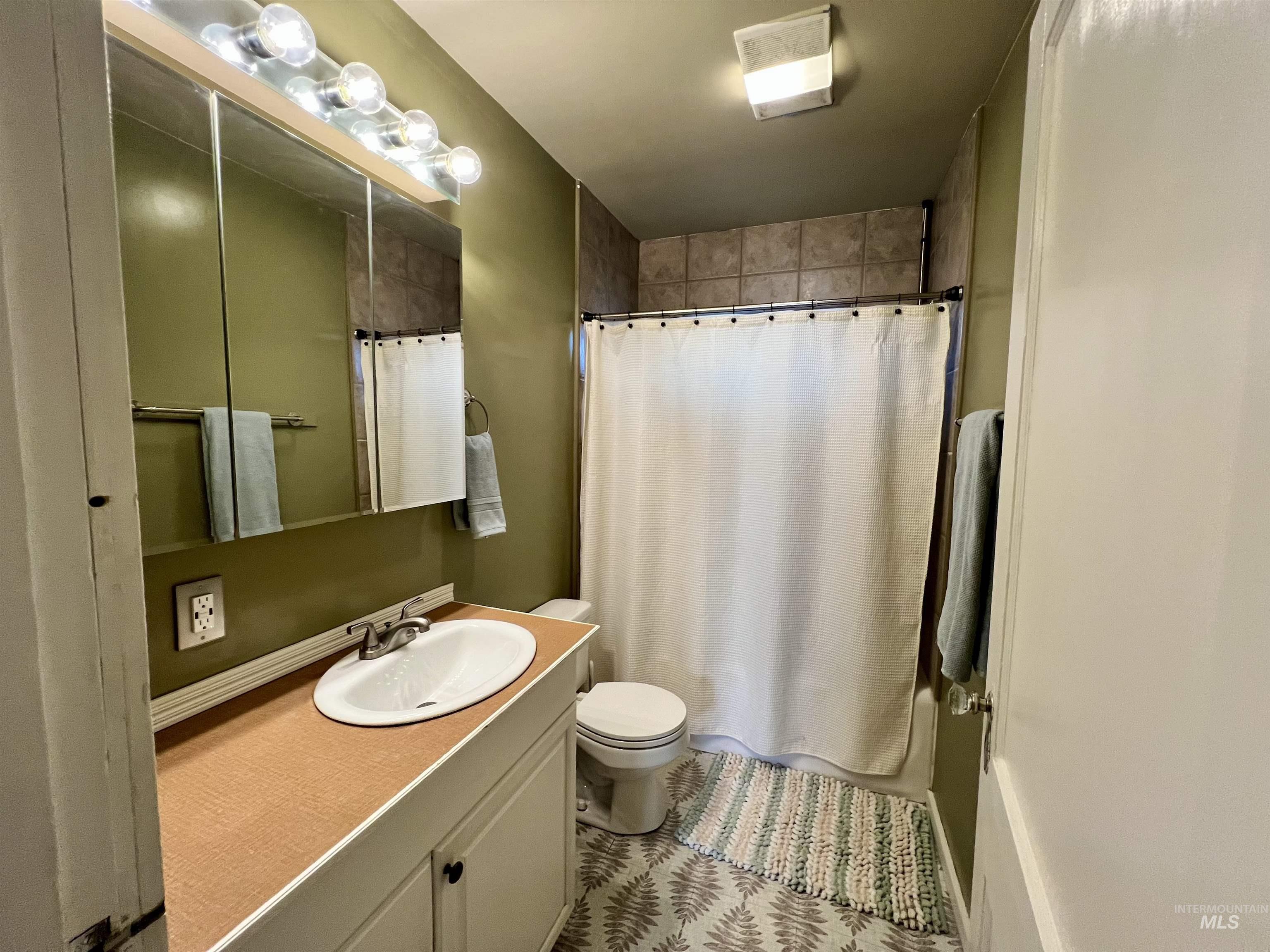 Bathroom with vanity and shower / bath combo