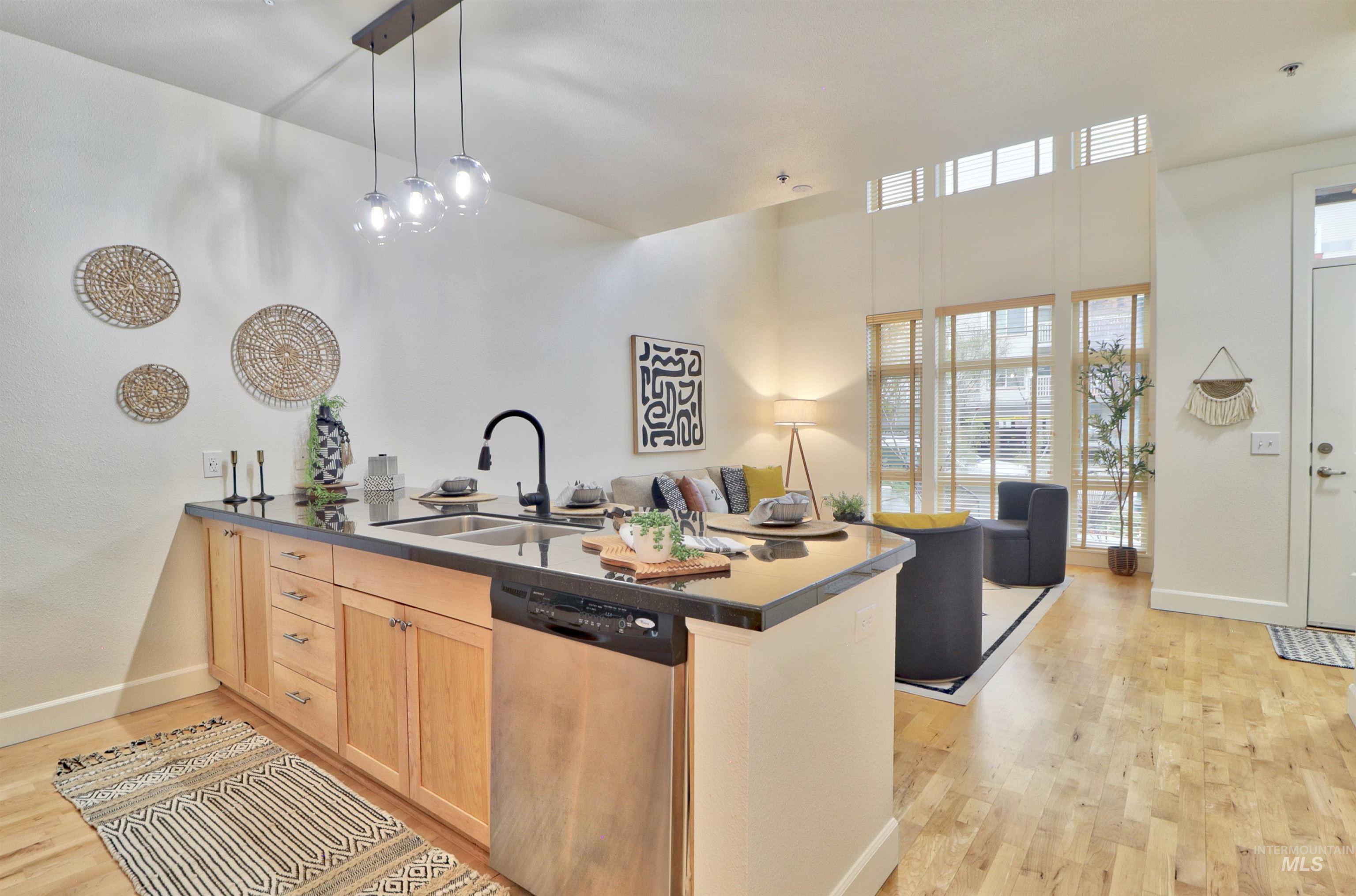 412 S 13th Street, Boise, Idaho 83702-5082, 1 Bedroom, 1.5 Bathrooms, Residential For Sale, Price $474,400, 98961823
