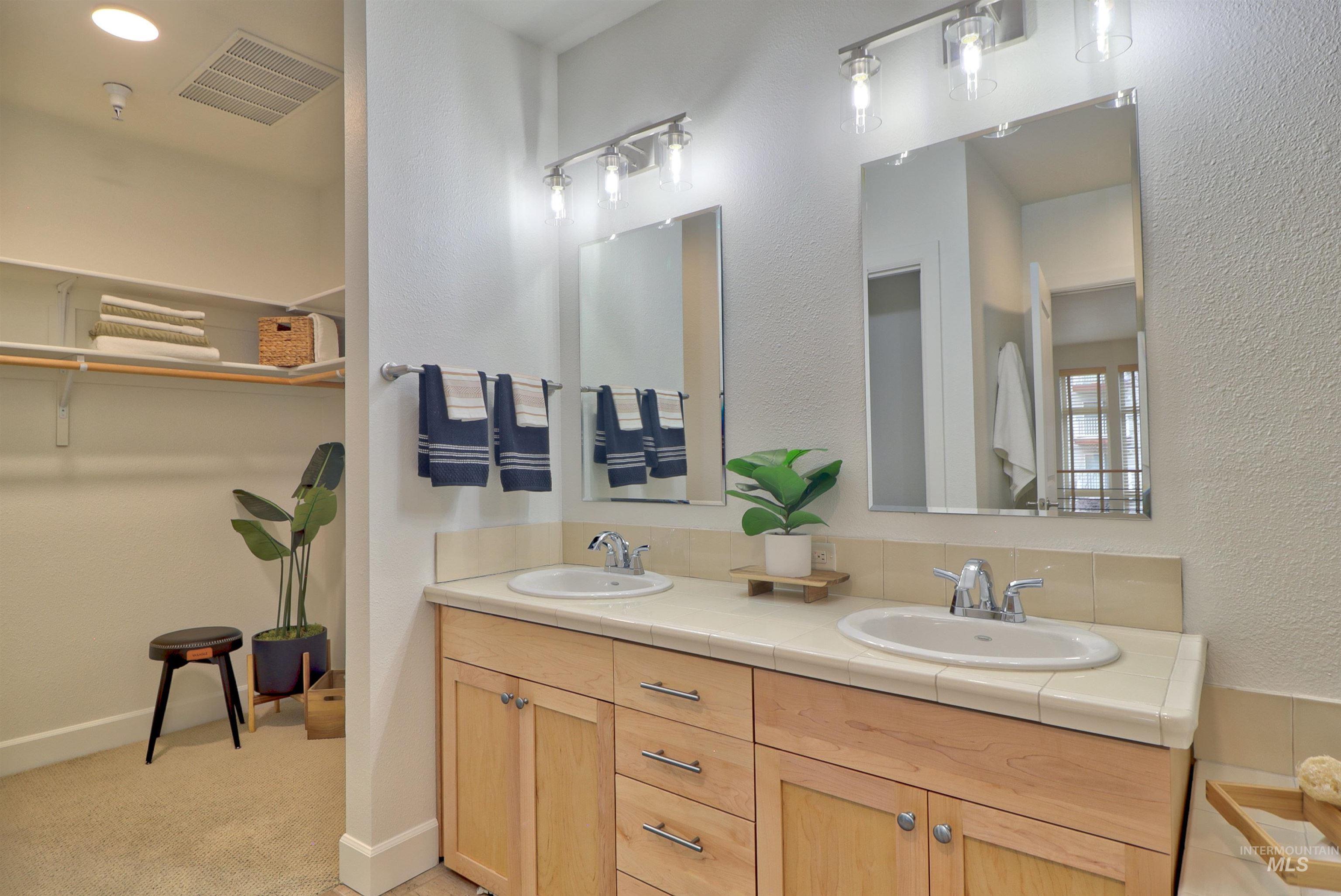 412 S 13th Street, Boise, Idaho 83702-5082, 1 Bedroom, 1.5 Bathrooms, Residential For Sale, Price $474,400, 98961823