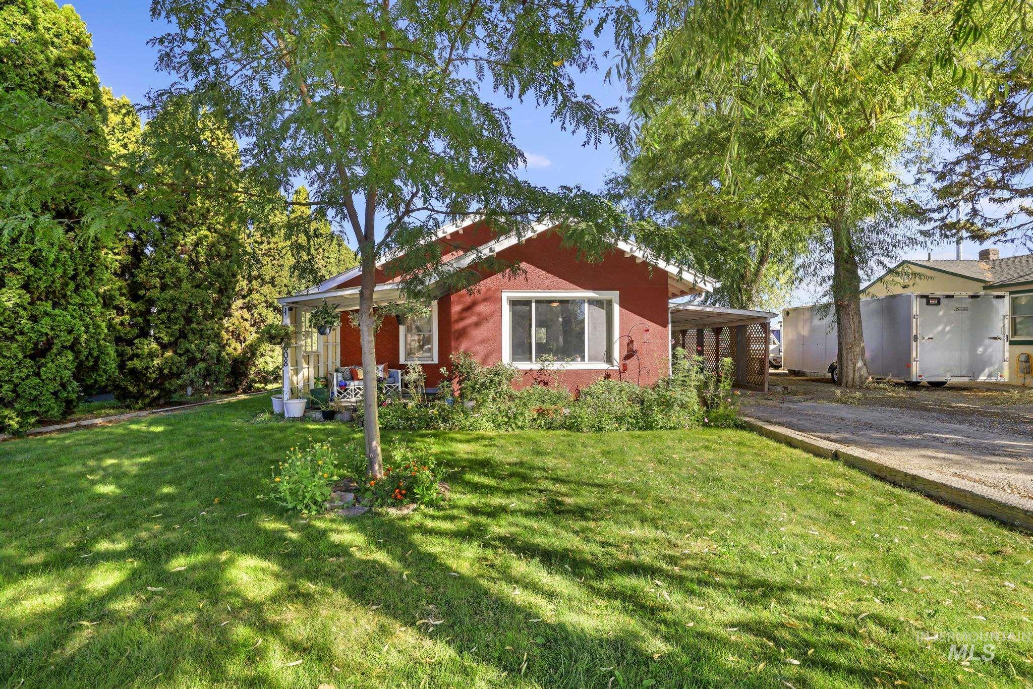 View of front of property featuring a front yard