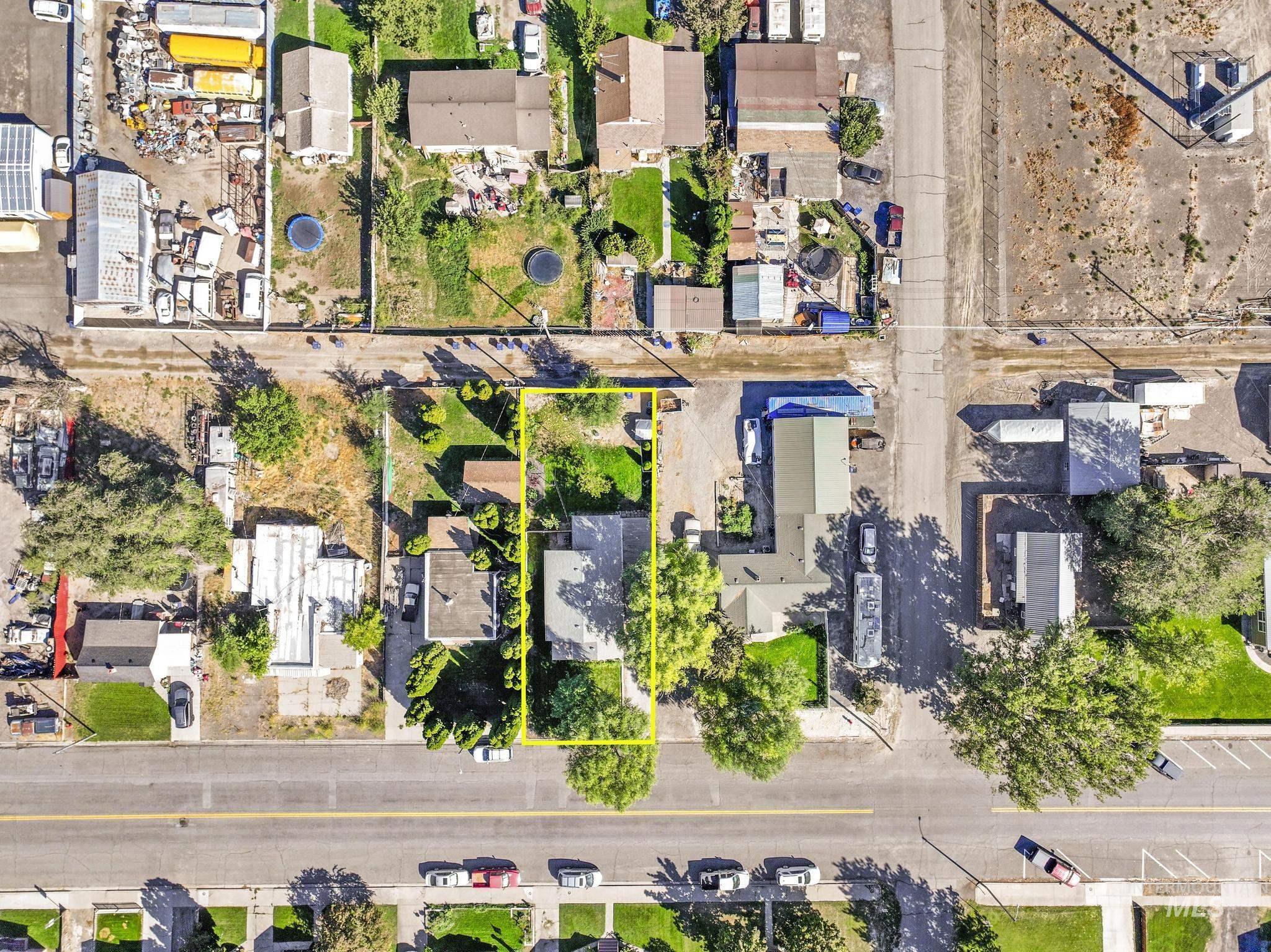 Aerial view of residential area featuring property parcel outlined