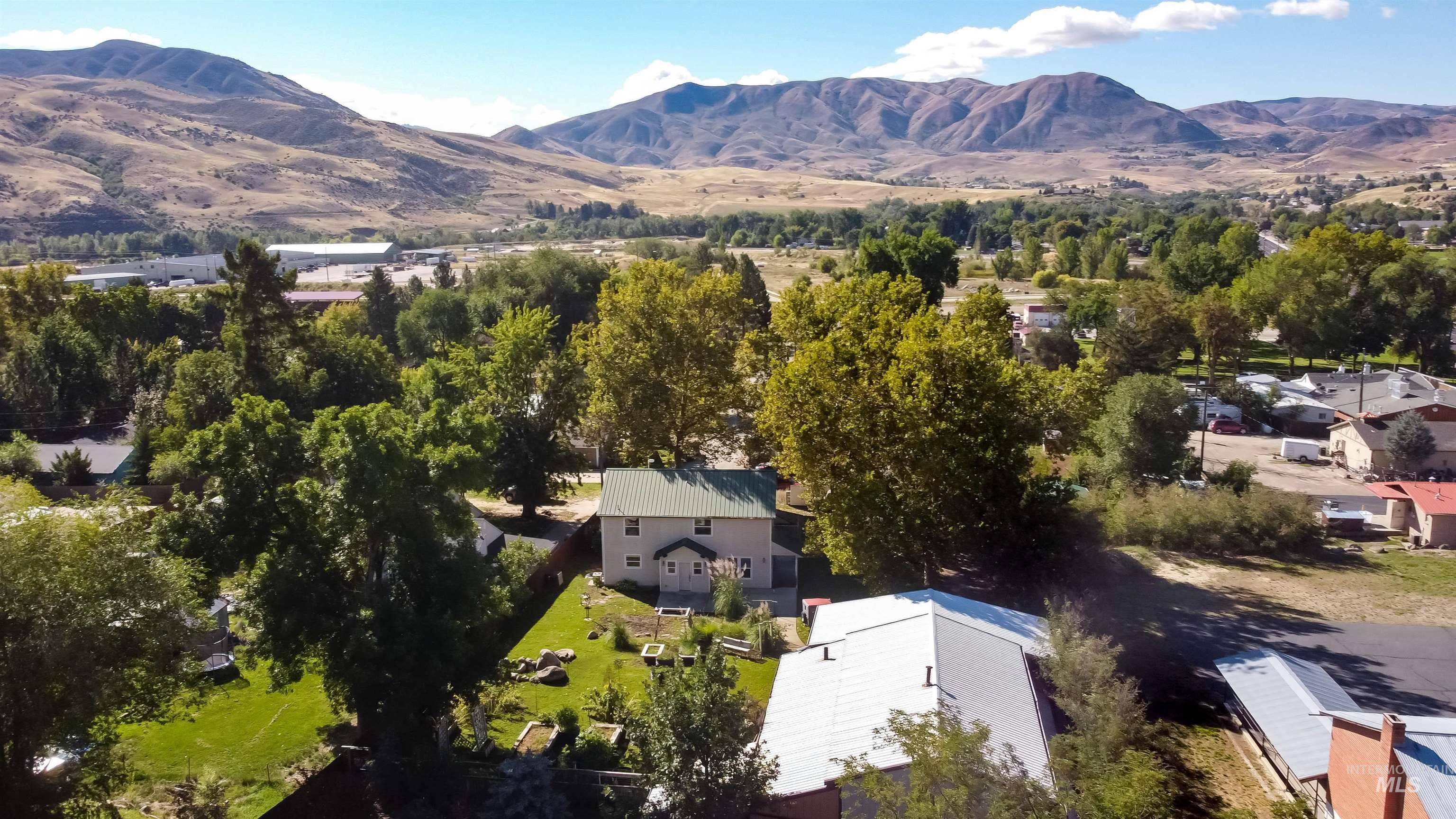 Aerial view of property's location featuring a mountain backdrop