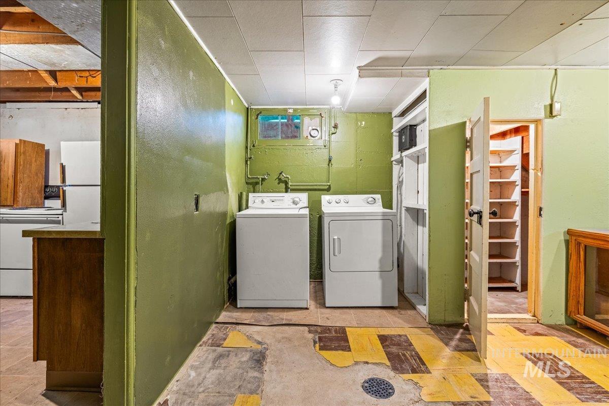 Washroom with washer and dryer