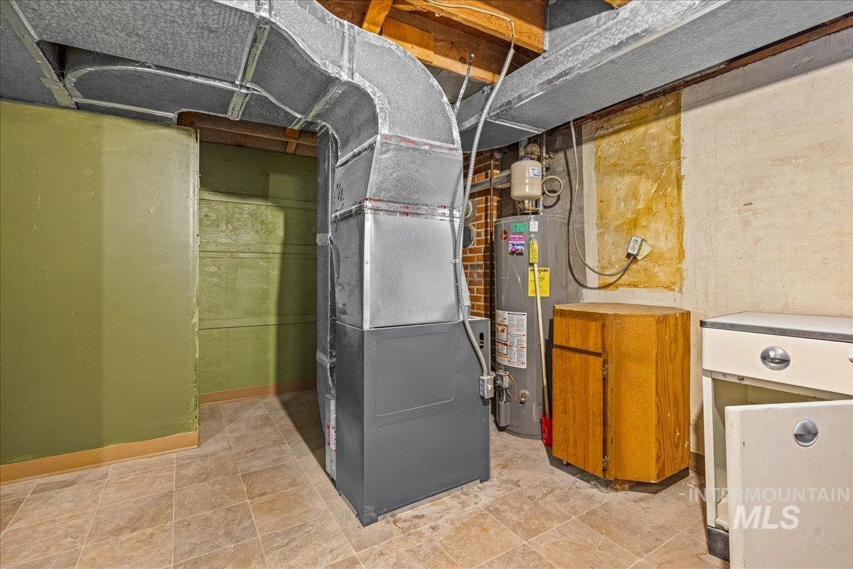 Utility room with heating unit and gas water heater