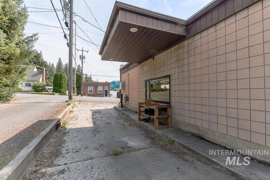 View of home's exterior