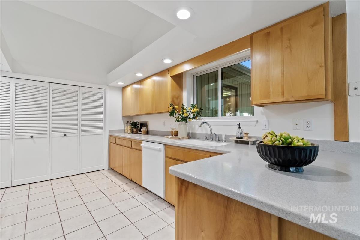 2094 S White Pine Ln, Boise, Idaho 83706, 3 Bedrooms, 2.5 Bathrooms, Residential For Sale, Price $749,900, 98961956