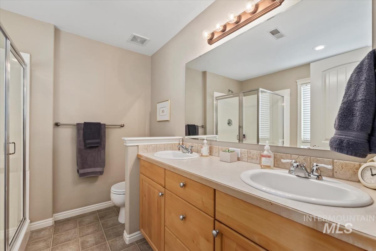 Primary Bedroom's en suite Bathroom, featuring a shower, soaking tub, and double vanity