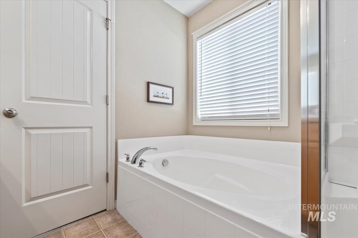 Primary Bedroom's en suite Bath with a garden tub