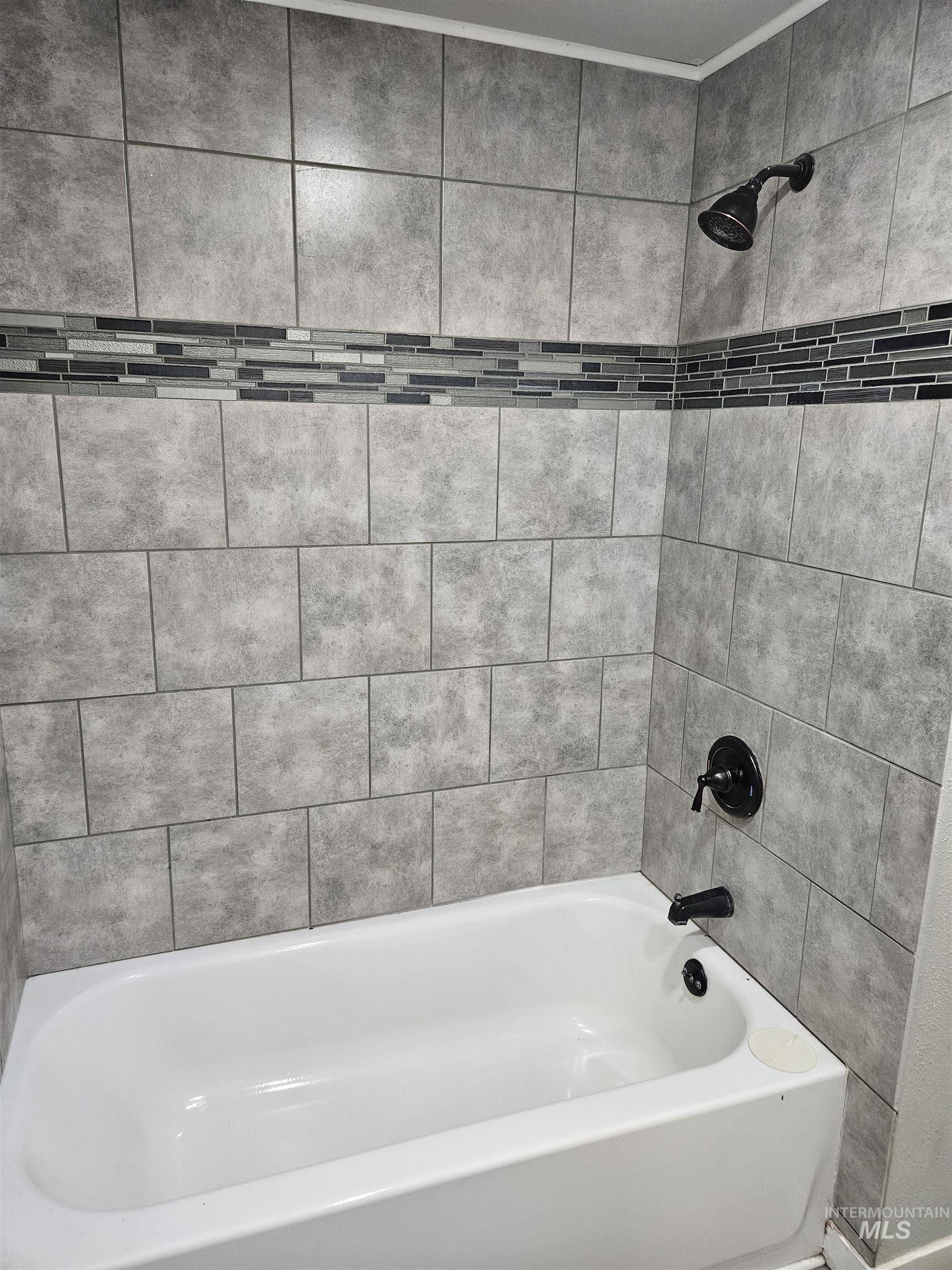 Bathroom with shower / washtub combination
