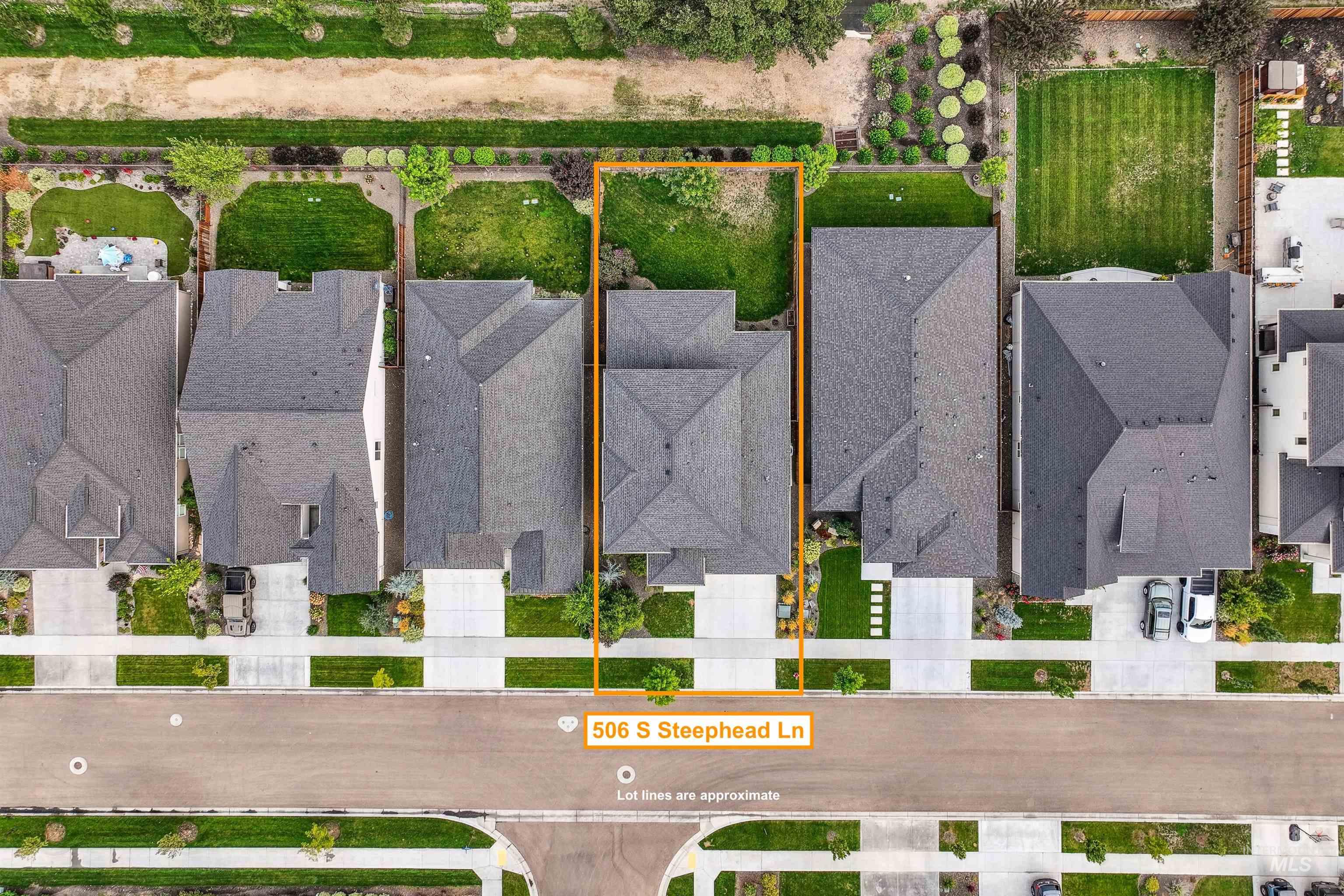 Aerial view of residential area featuring property parcel outlined