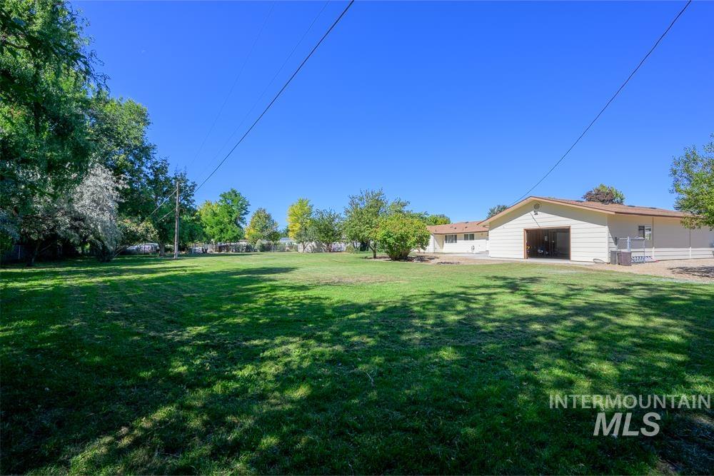 View of grassy yard