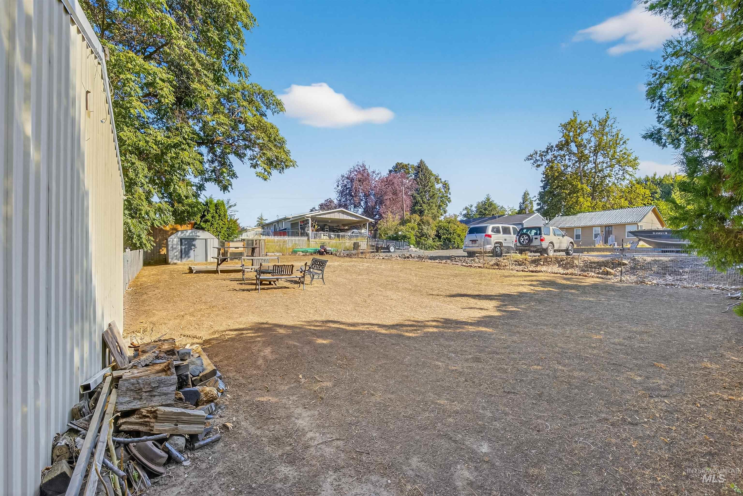 View of yard featuring a shed