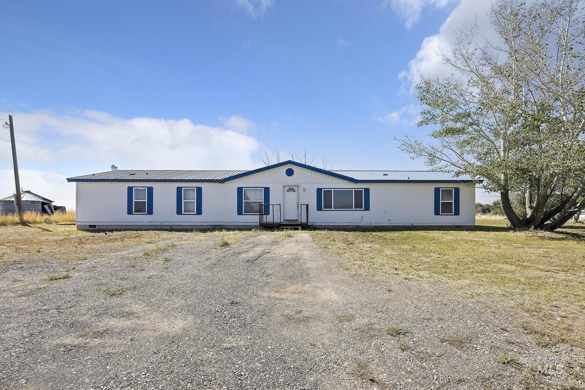 Manufactured / mobile home featuring a metal roof and crawl space
