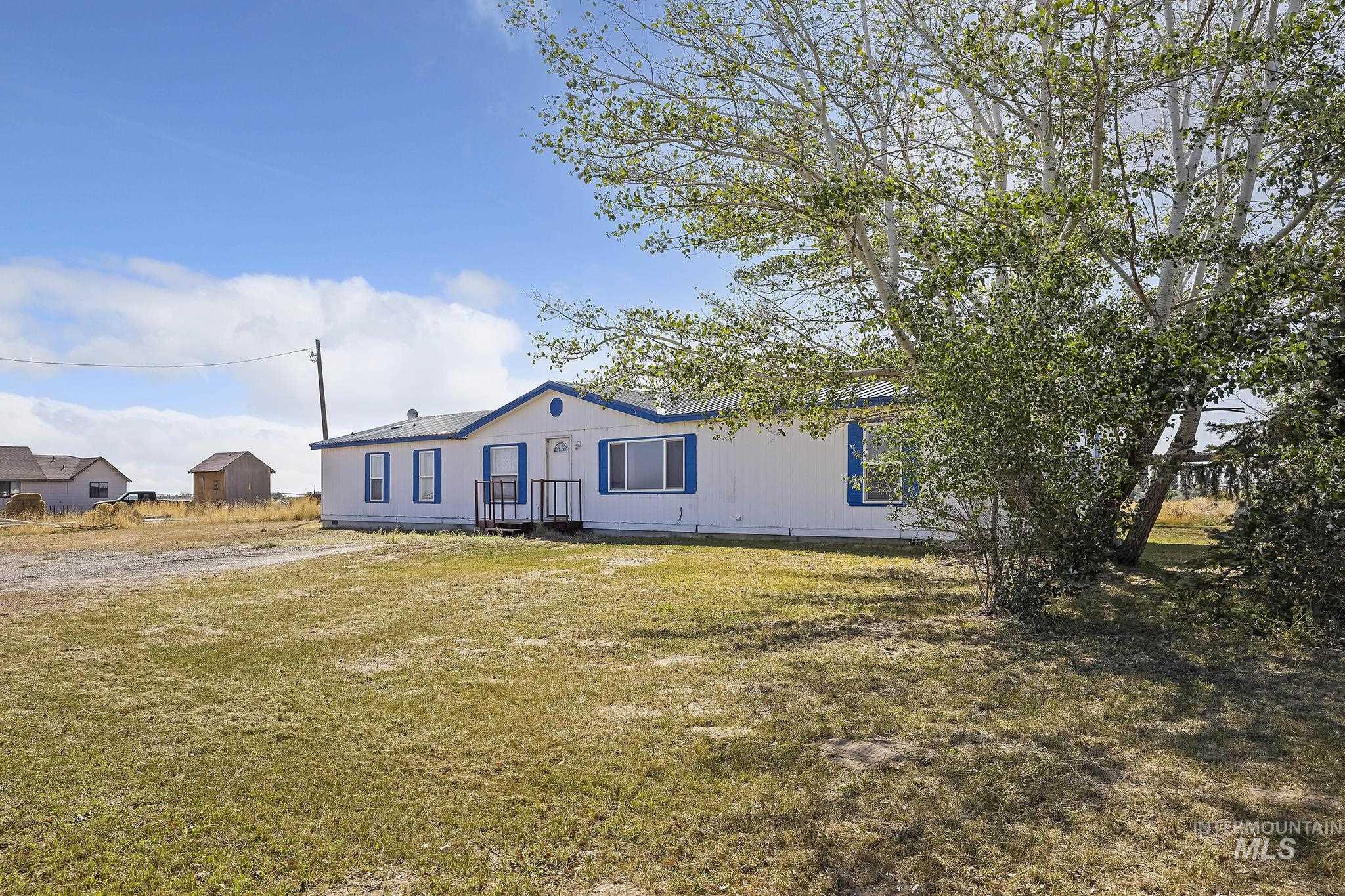 Manufactured / mobile home featuring a front yard