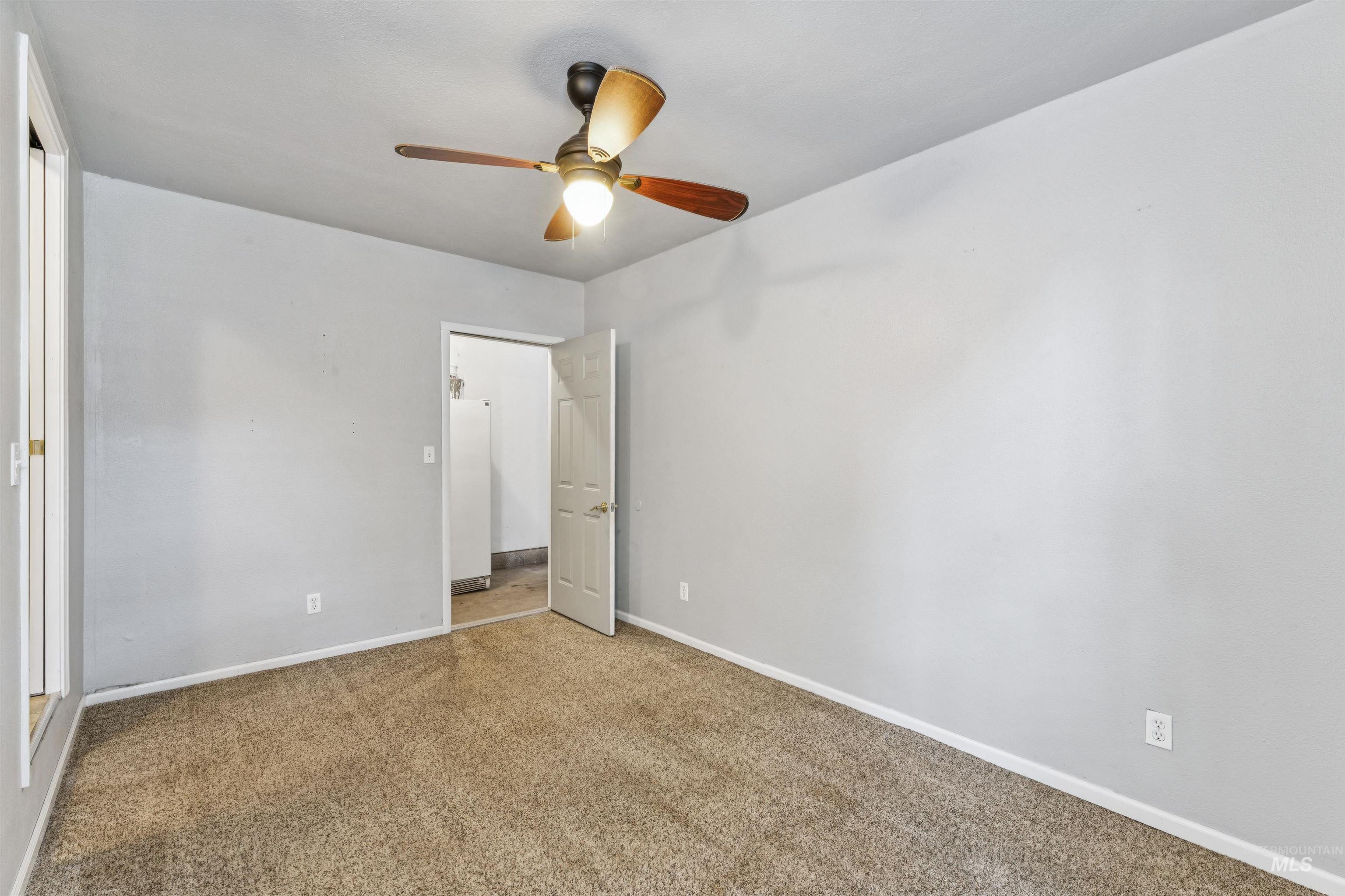 Unfurnished bedroom with carpet flooring and a ceiling fan