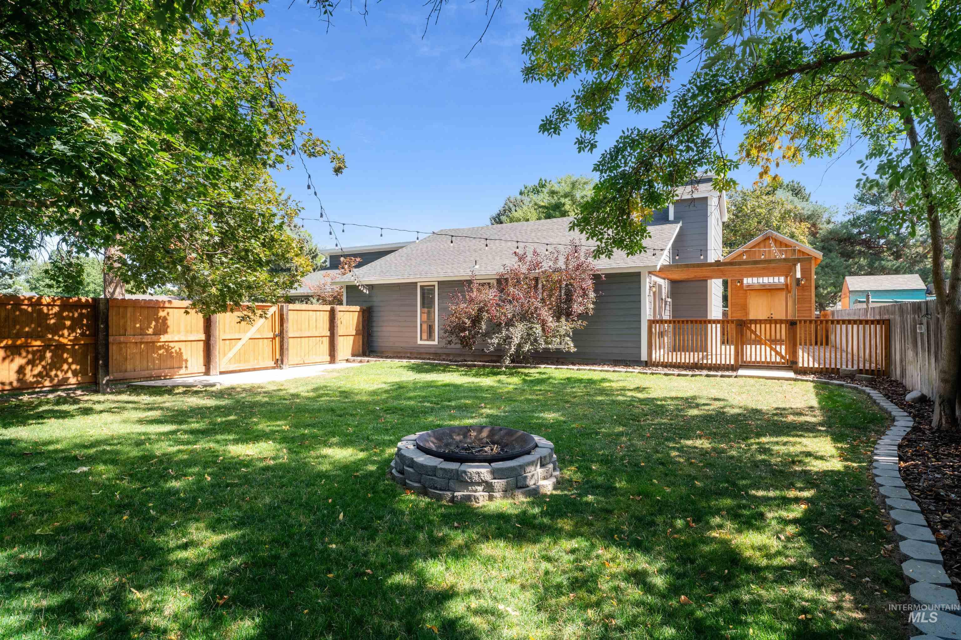 8995 W Pembrook Drive, Boise, Idaho 83704, 3 Bedrooms, 3 Bathrooms, Residential For Sale, Price $425,000, 98962095
