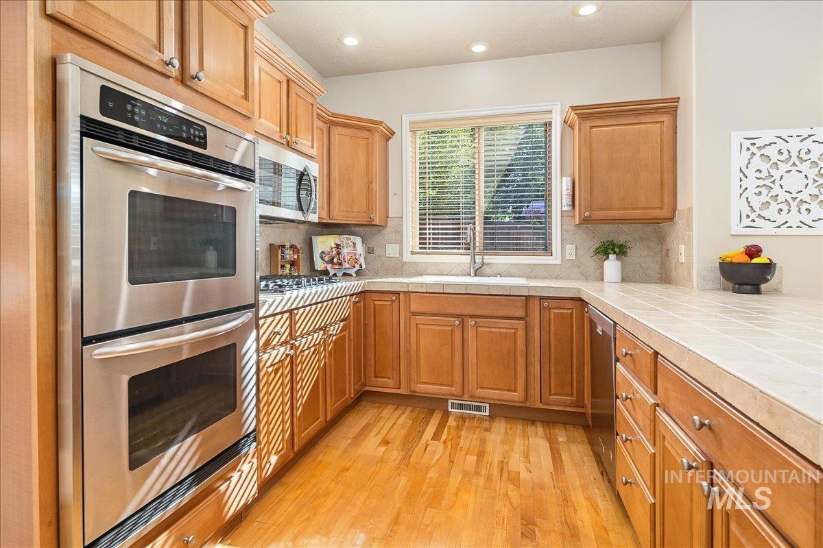 177 E Knoll Ct, Eagle, Idaho 83616-6911, 4 Bedrooms, 2.5 Bathrooms, Residential For Sale, Price $769,900, 98962106