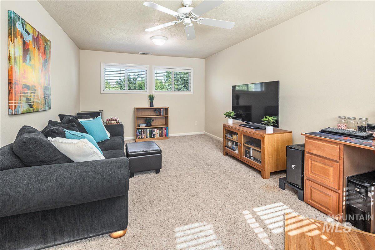 177 E Knoll Ct, Eagle, Idaho 83616-6911, 4 Bedrooms, 2.5 Bathrooms, Residential For Sale, Price $769,900, 98962106