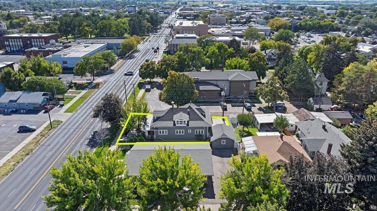 Aerial view of residential area featuring property parcel outlined