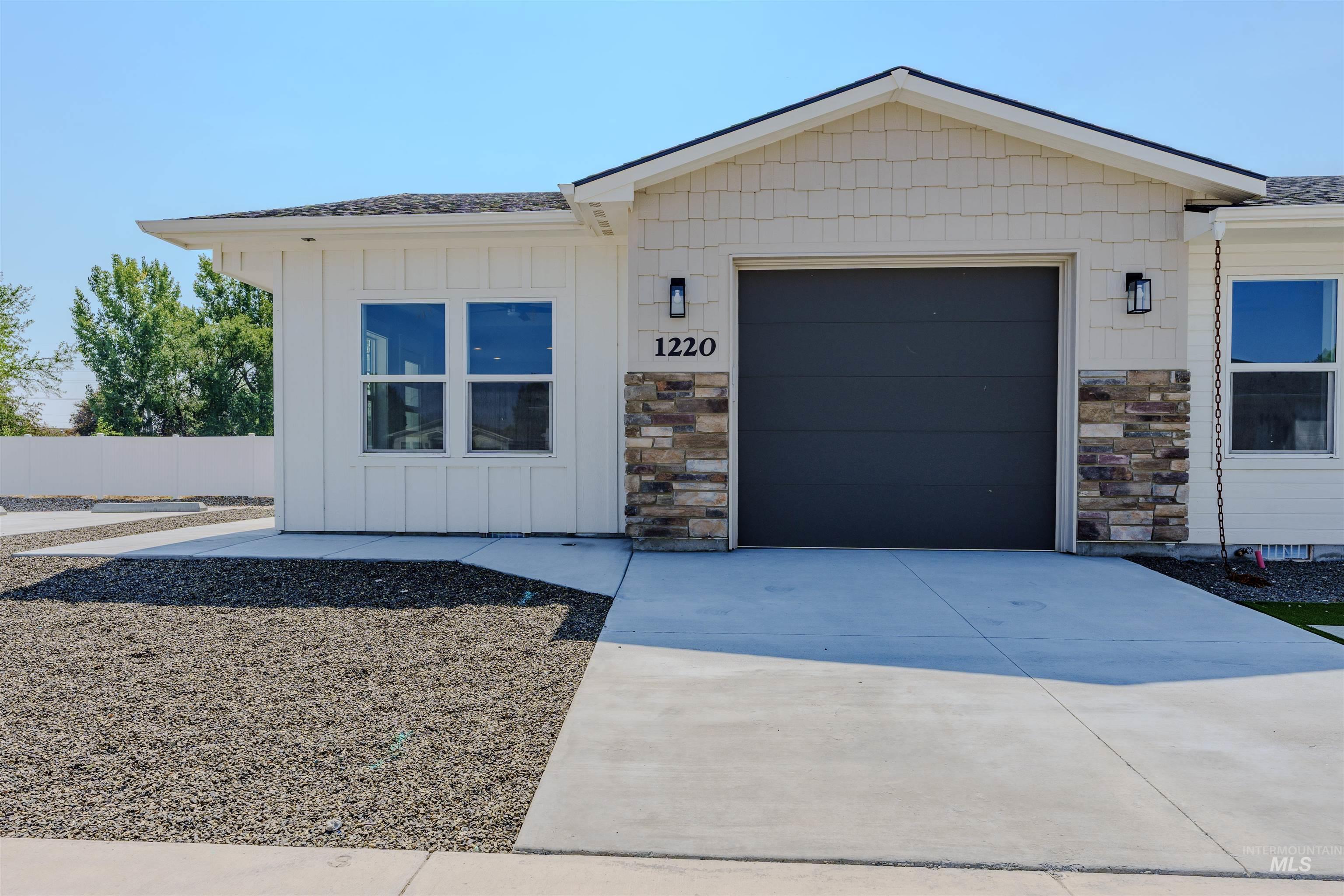 1220 Phillips Circle, Ontario, Oregon 97914-3905, 2 Bedrooms, 2 Bathrooms, Residential For Sale, Price $235,000, 98962187