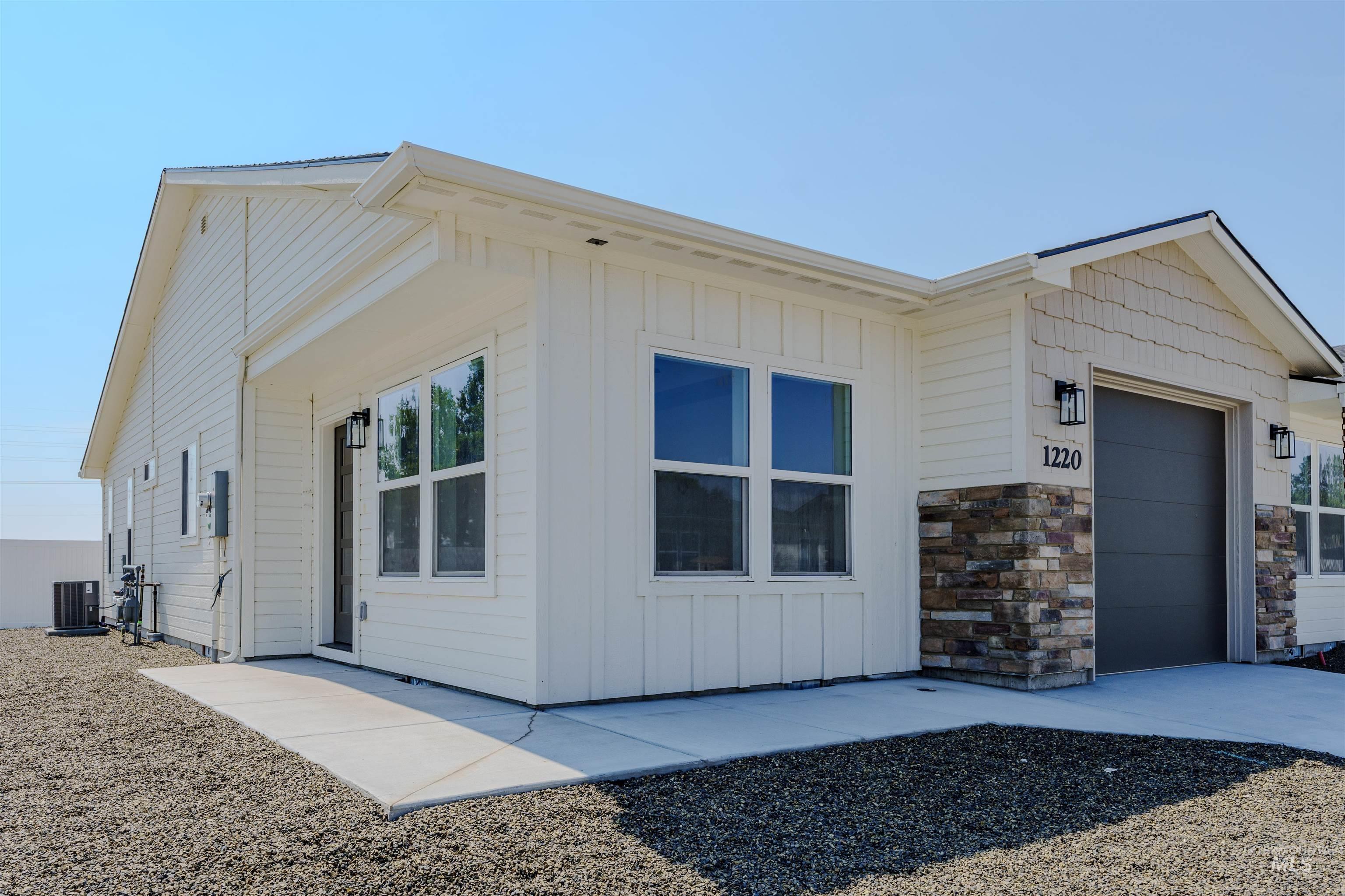 1220 Phillips Circle, Ontario, Oregon 97914-3905, 2 Bedrooms, 2 Bathrooms, Residential For Sale, Price $235,000, 98962187