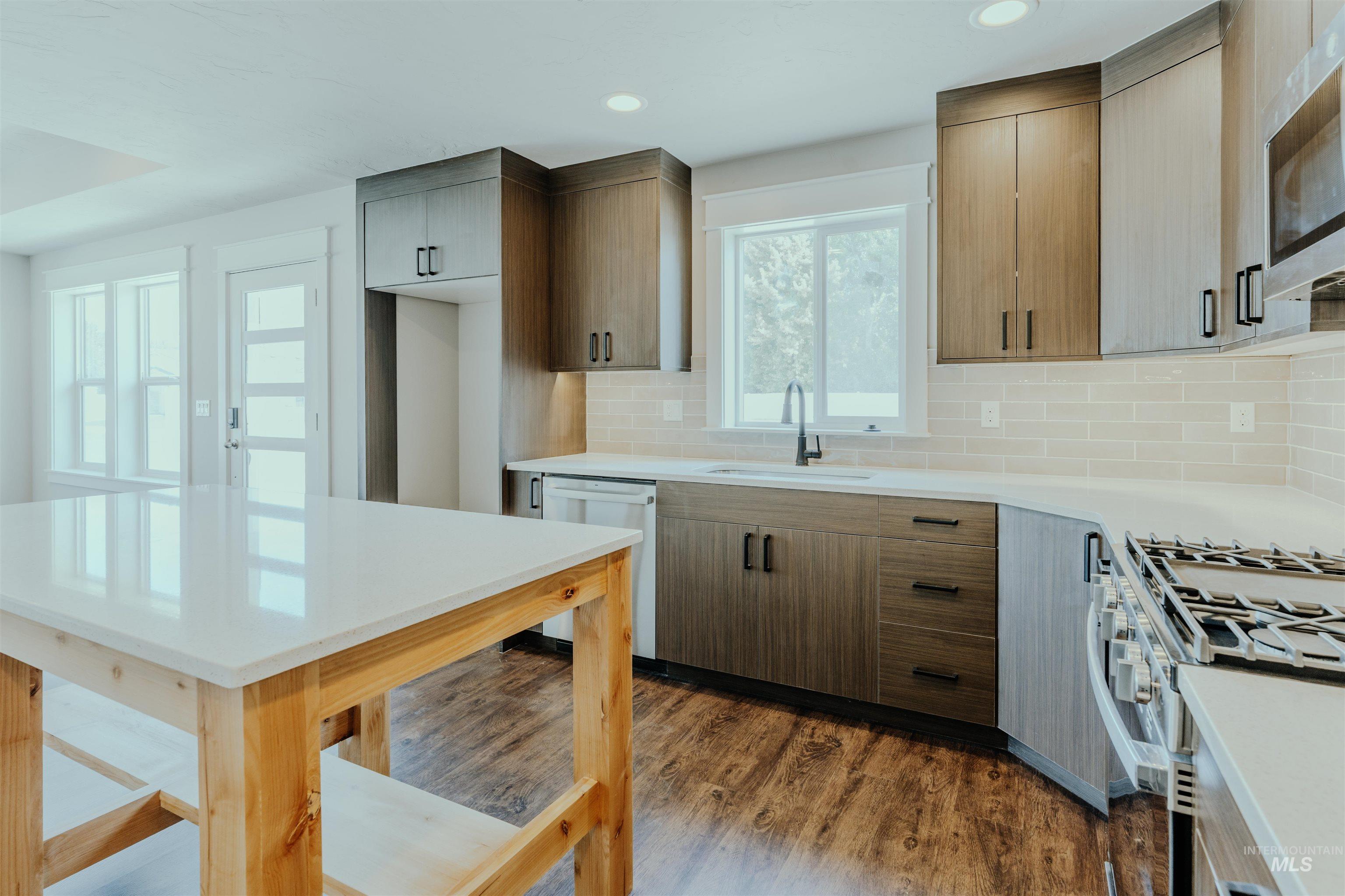 1220 Phillips Circle, Ontario, Oregon 97914-3905, 2 Bedrooms, 2 Bathrooms, Residential For Sale, Price $235,000, 98962187