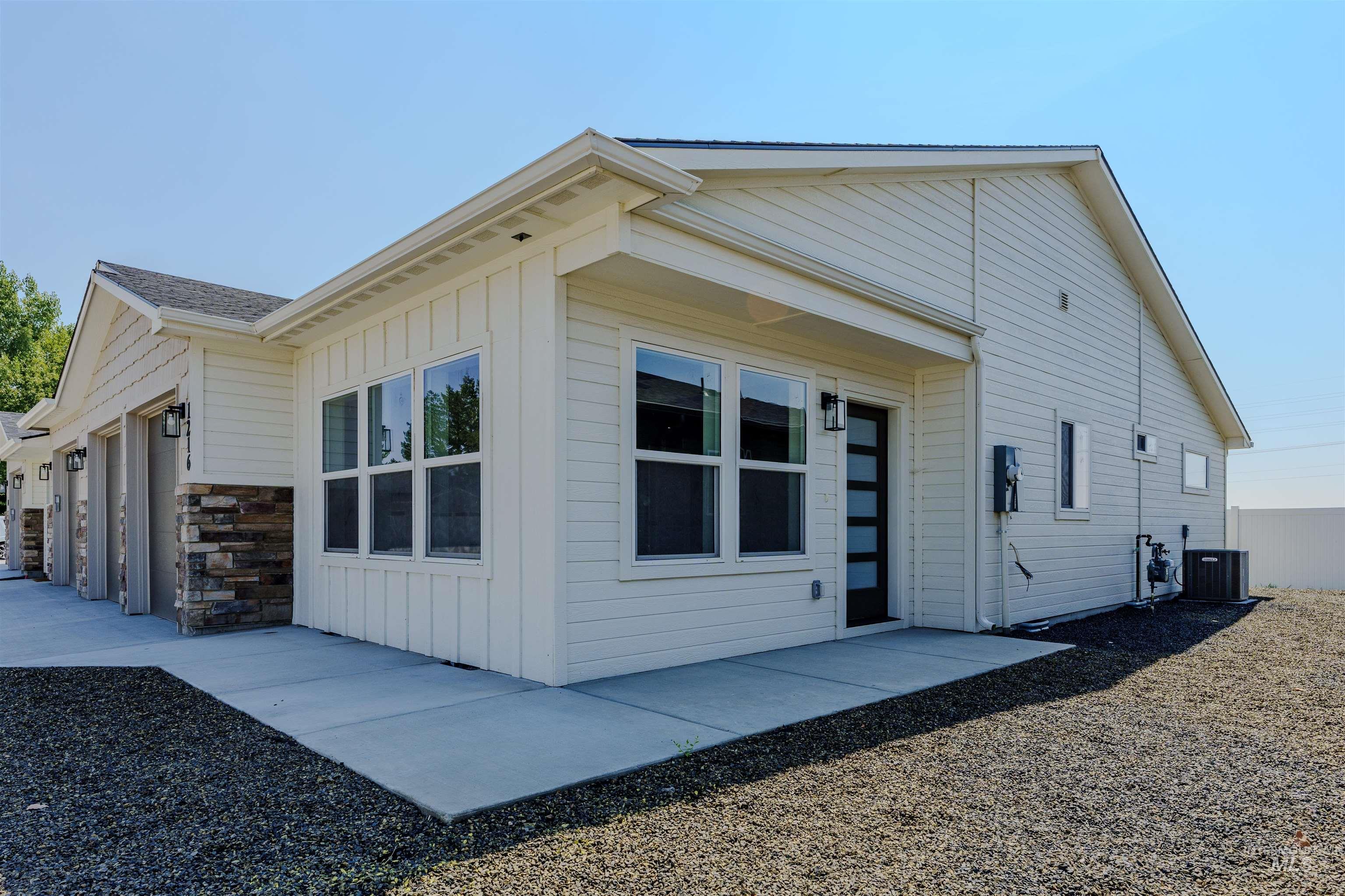 1216 Phillips Circle, Ontario, Oregon 97914-3905, 2 Bedrooms, 2 Bathrooms, Residential For Sale, Price $295,000, 98962189