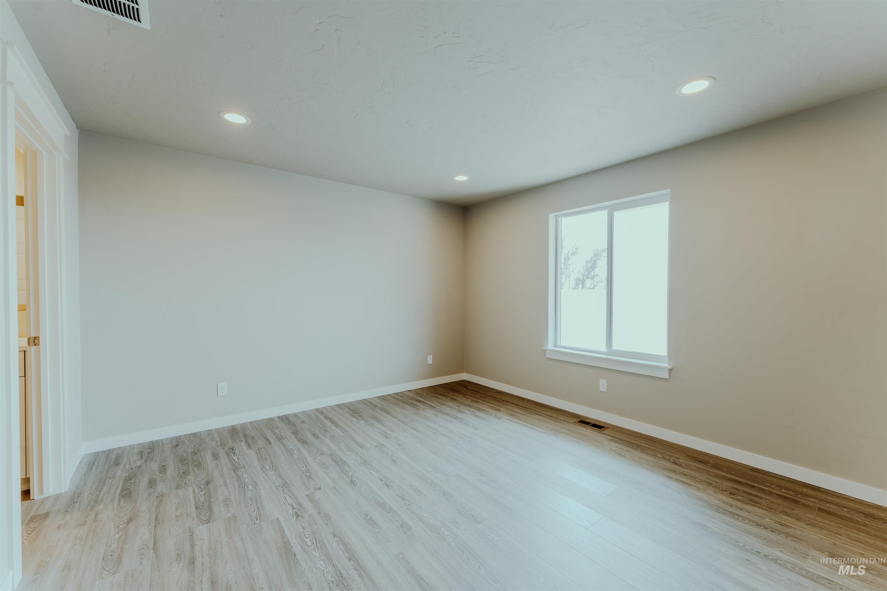 1216 Phillips Circle, Ontario, Oregon 97914-3905, 2 Bedrooms, 2 Bathrooms, Residential For Sale, Price $295,000, 98962189