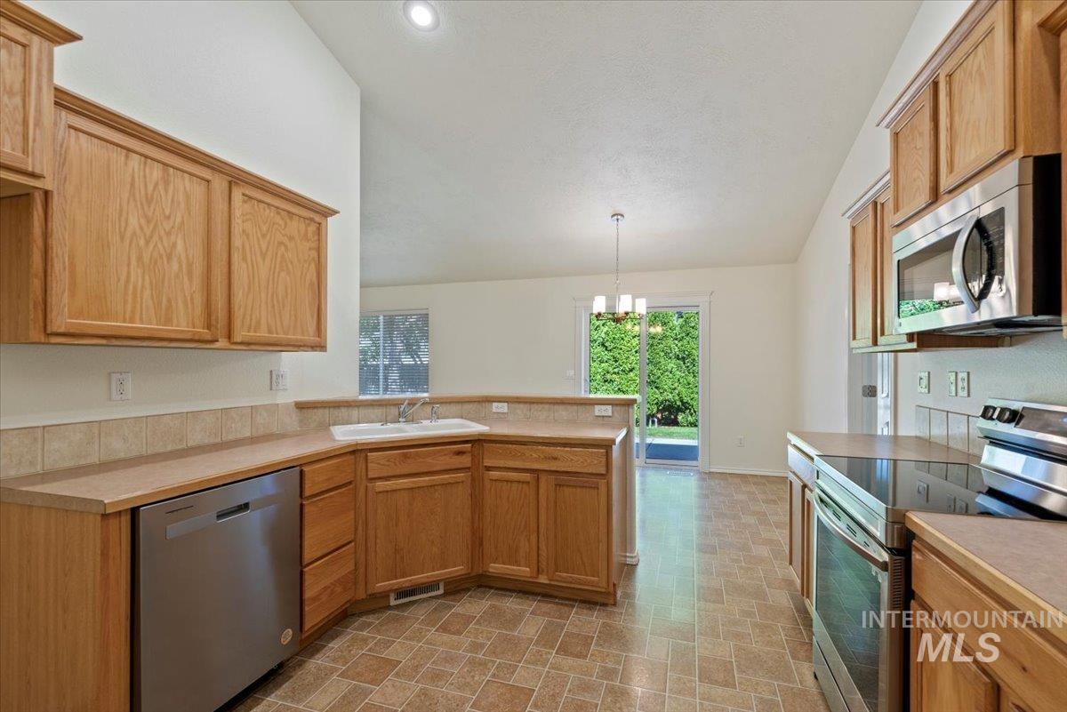 1314 W Hawk Ct., Nampa, Idaho 83651, 3 Bedrooms, 2 Bathrooms, Residential For Sale, Price $369,967, 98962203