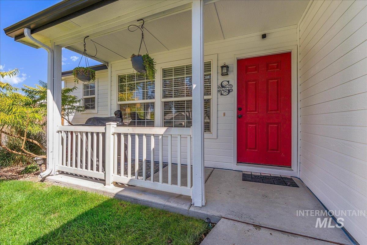 Cute covered front porch area