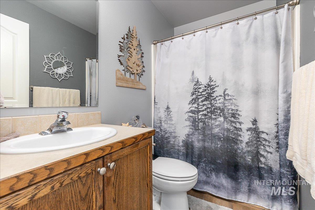 Good sized main/guest bathroom.