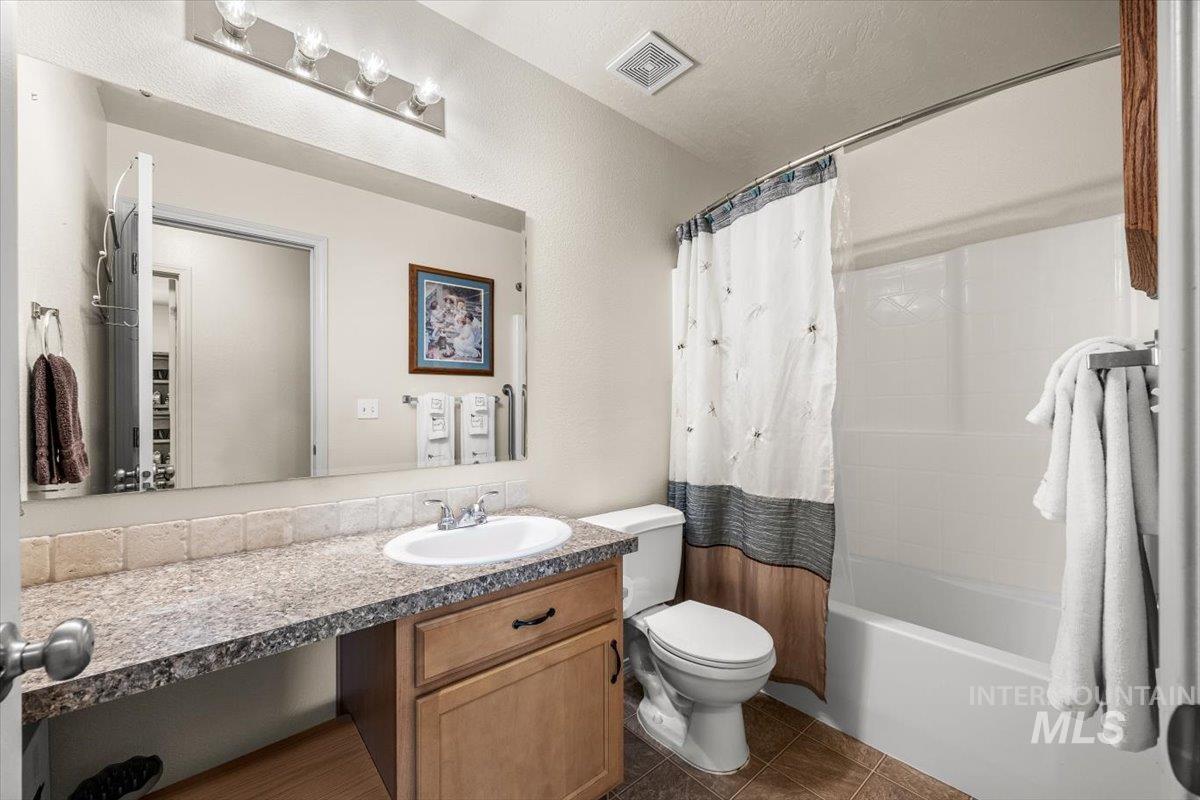Full bathroom with shower / tub combo with sleek finishes.