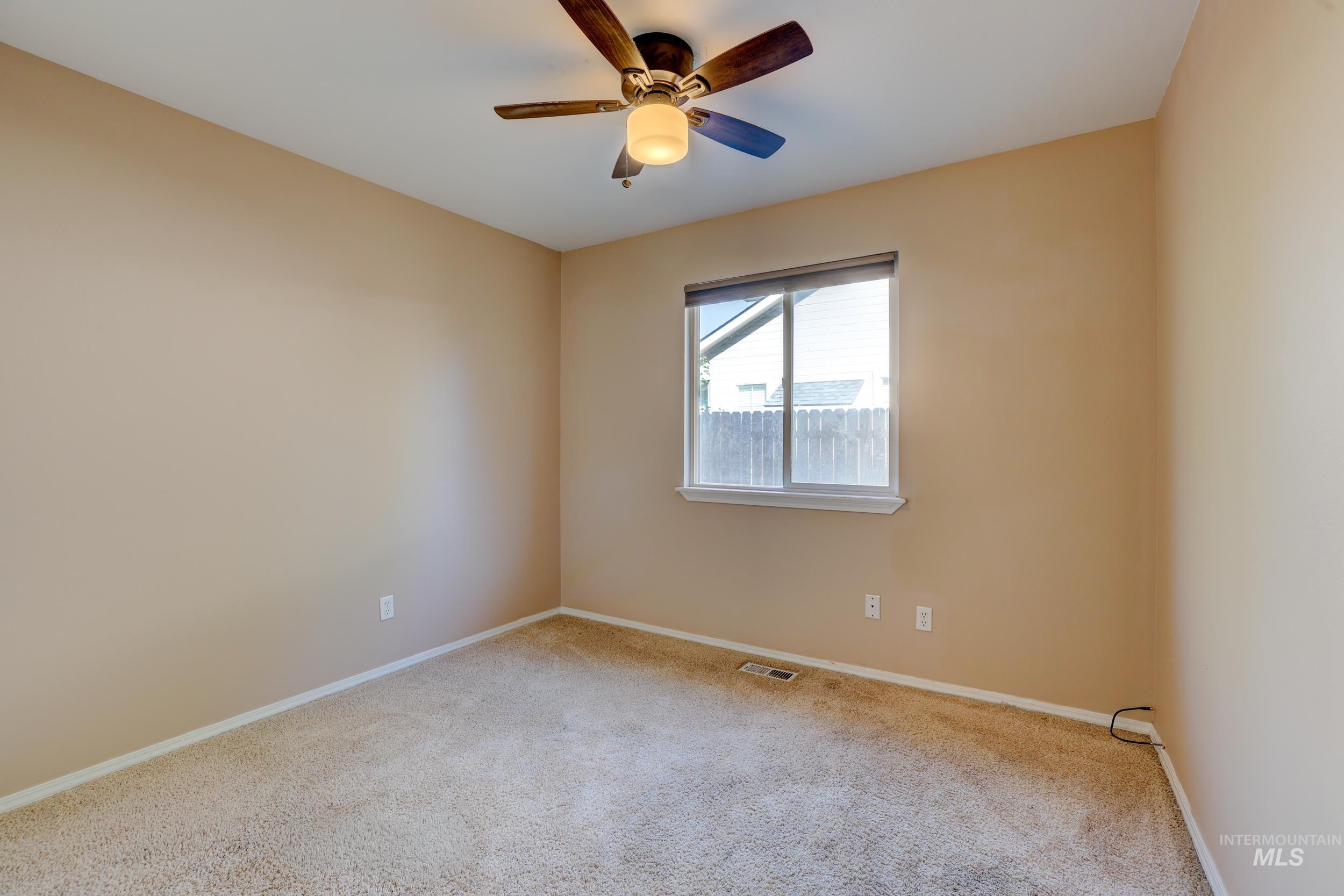 Unfurnished room with carpet flooring and ceiling fan