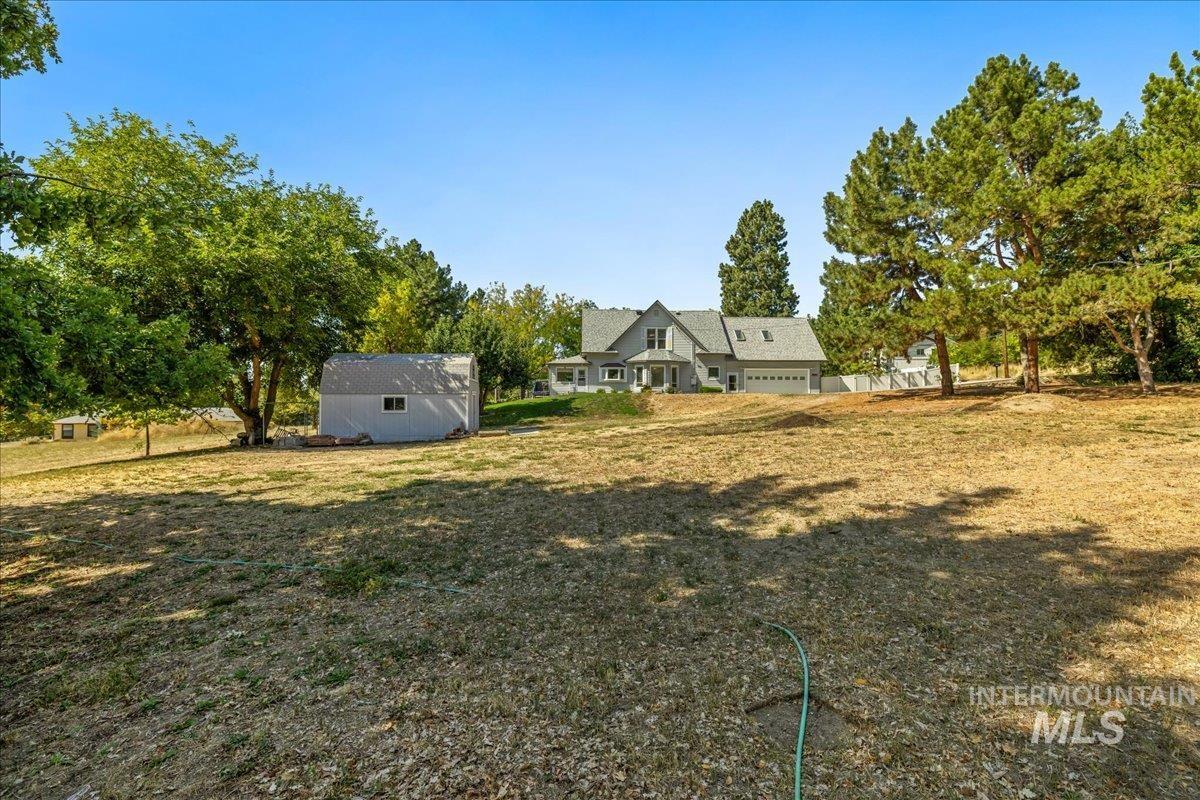 View of grassy yard featuring an outdoor structure