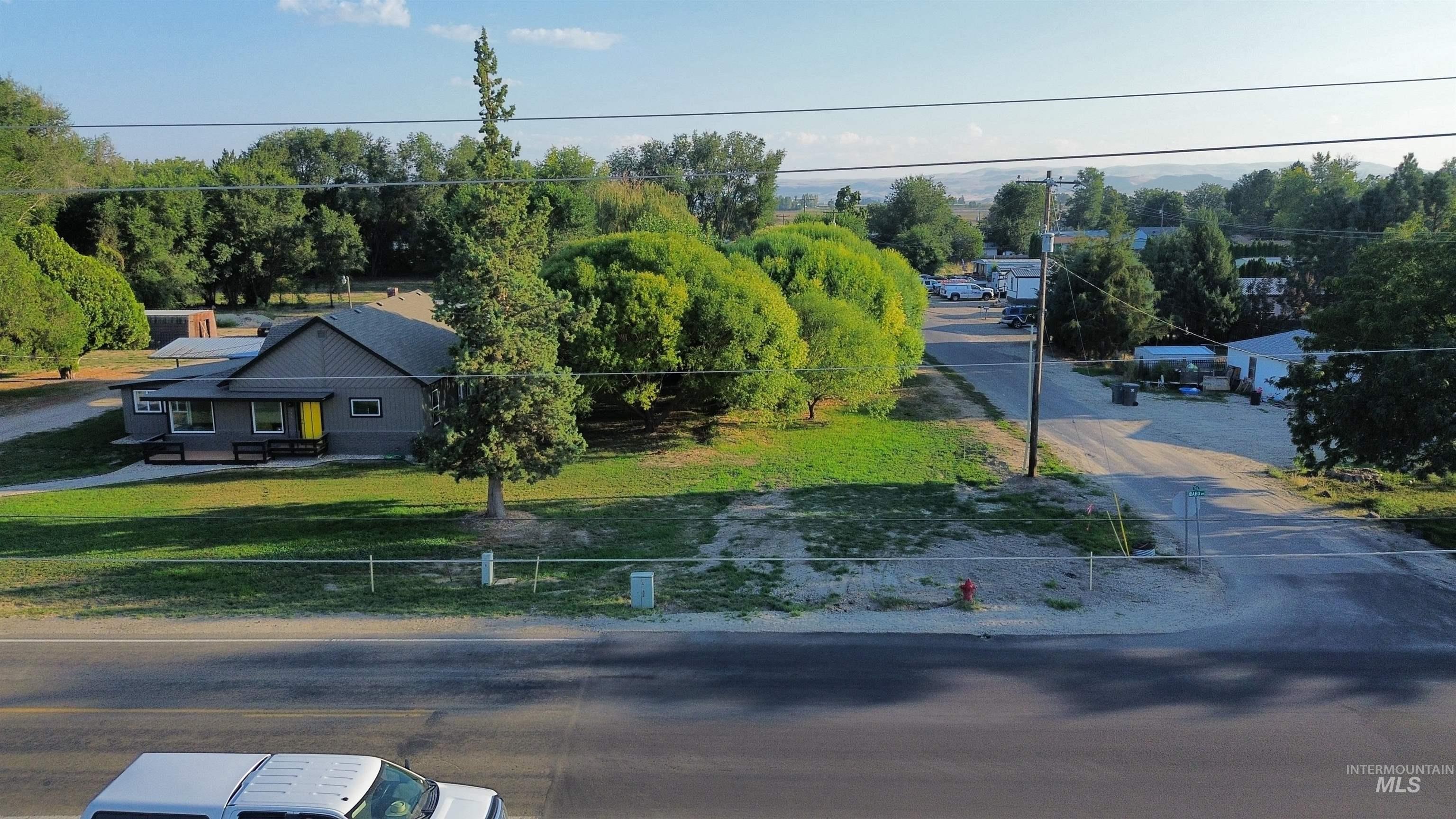 View of front facade with driveway and a front yard