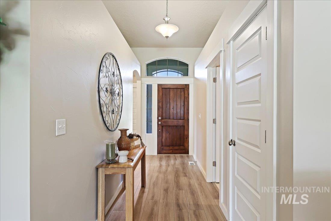 1914 S Sandcrest Way, Nampa, Idaho 83686-9679, 3 Bedrooms, 2 Bathrooms, Residential For Sale, Price $415,000, 98962307