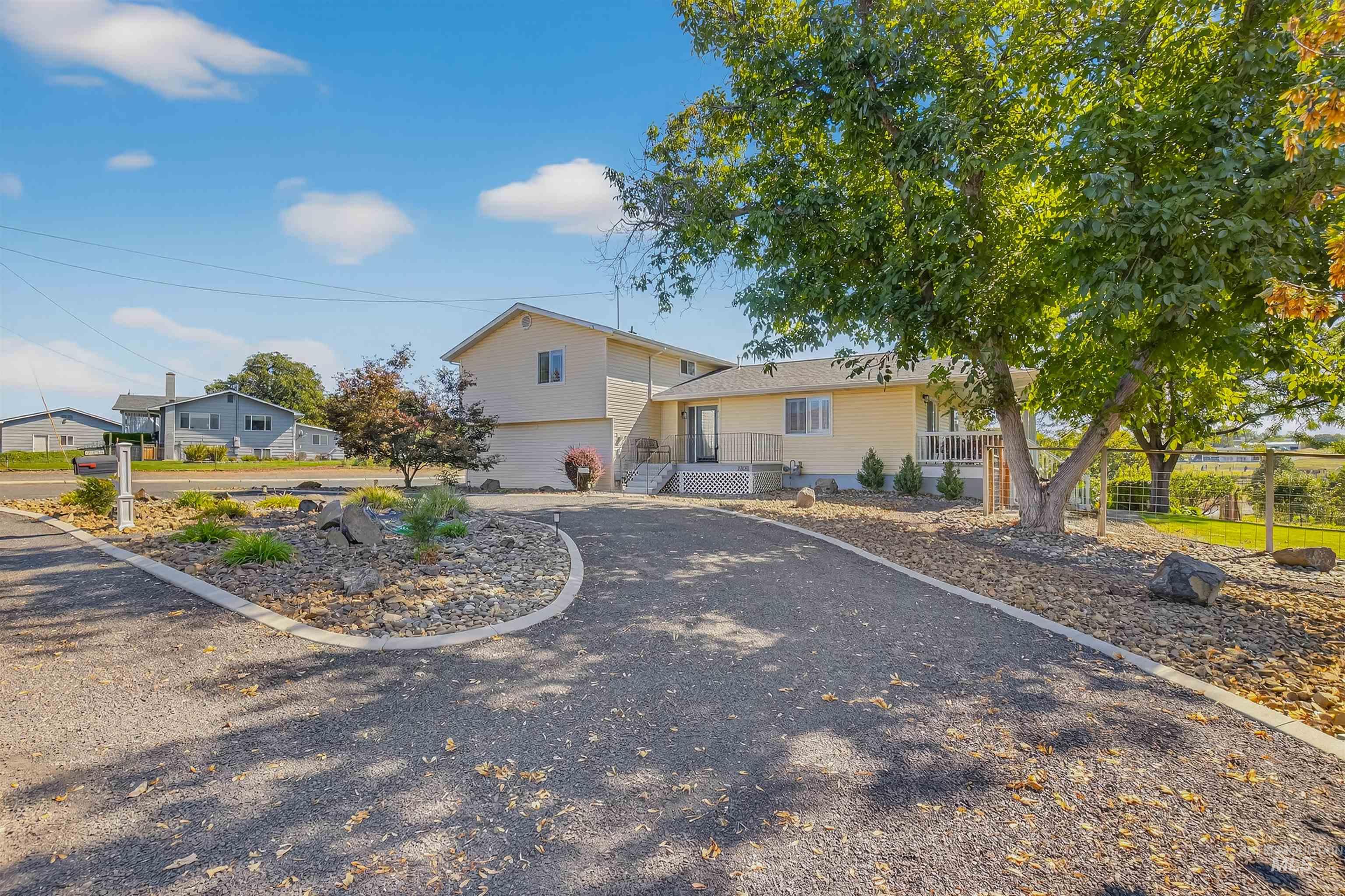 2335 Valleyview Ct., Clarkston, Washington 99403, 3 Bedrooms, 2.5 Bathrooms, Residential For Sale, Price $639,000, 98962321
