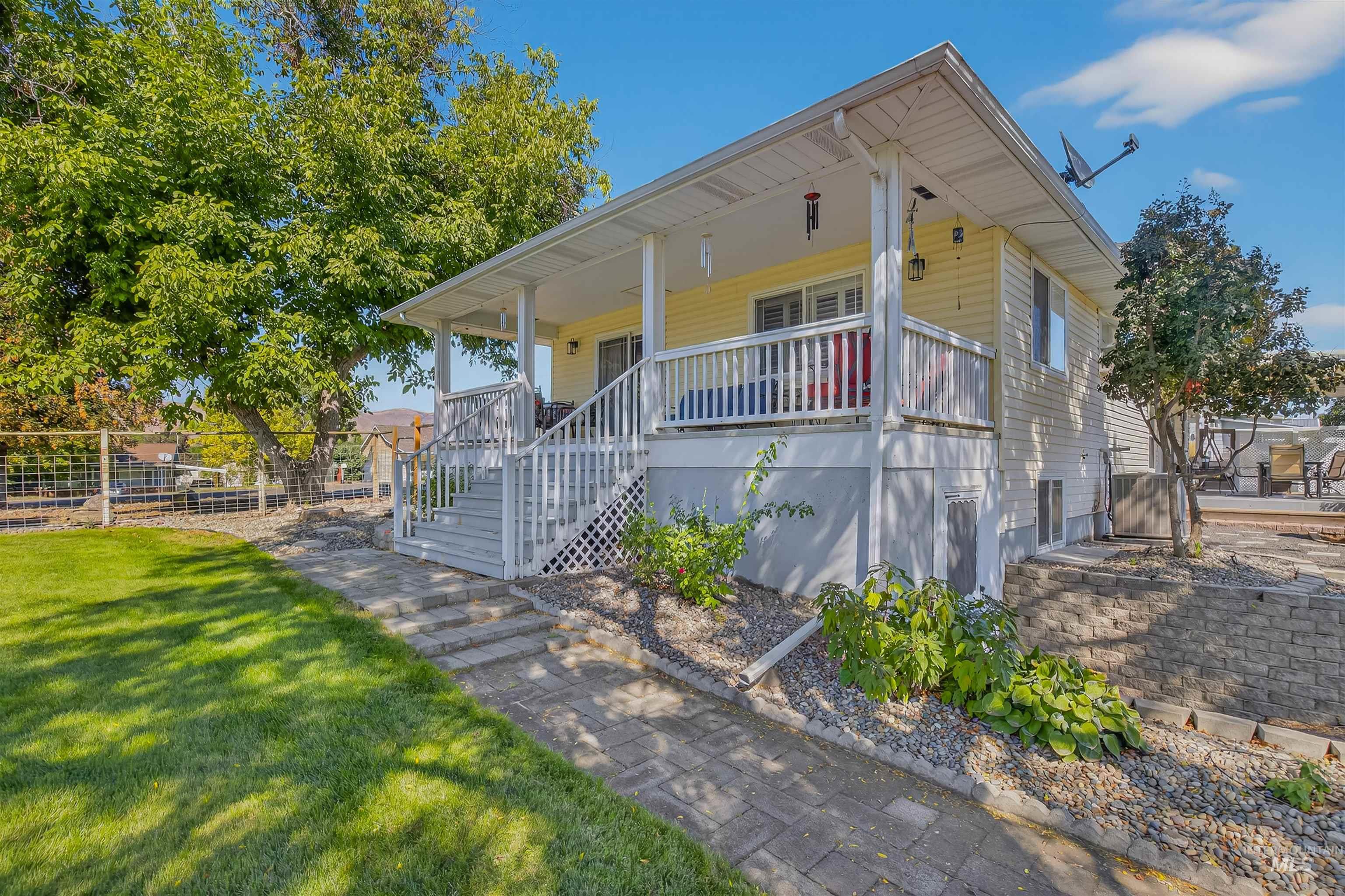 2335 Valleyview Ct., Clarkston, Washington 99403, 3 Bedrooms, 2.5 Bathrooms, Residential For Sale, Price $639,000, 98962321