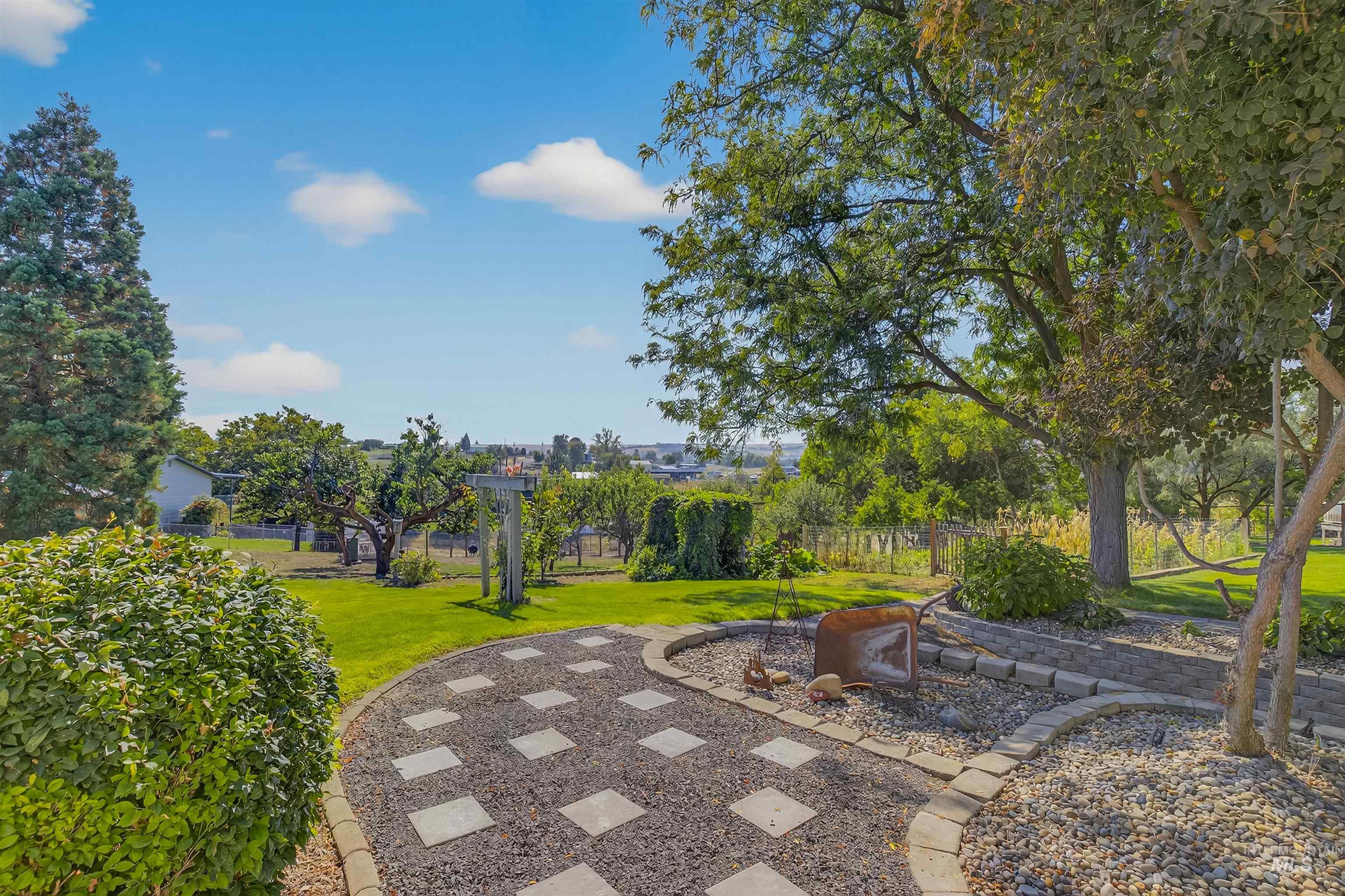 2335 Valleyview Ct., Clarkston, Washington 99403, 3 Bedrooms, 2.5 Bathrooms, Residential For Sale, Price $639,000, 98962321