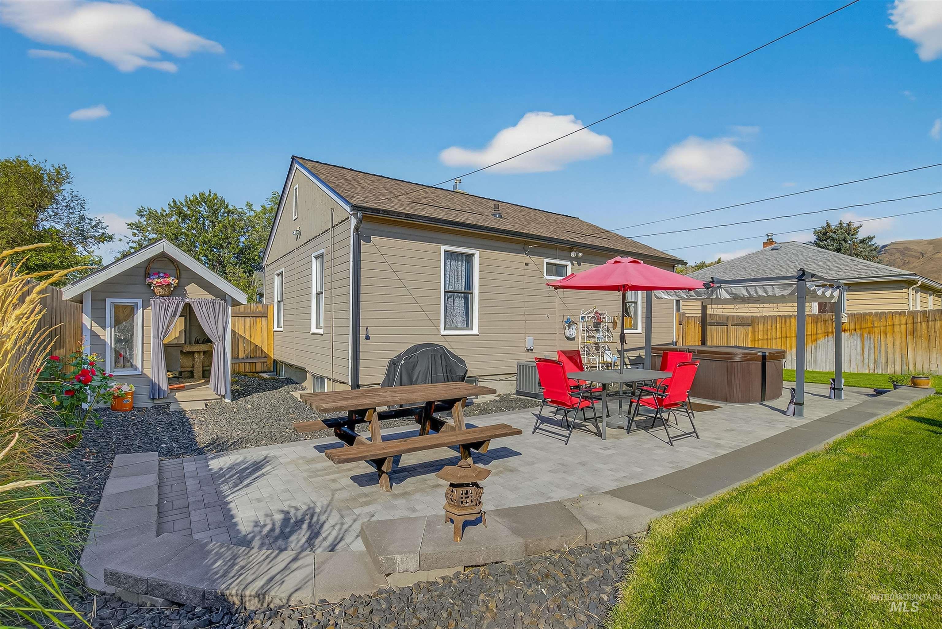 715 8th St, Clarkston, Washington 99403, 3 Bedrooms, 3 Bathrooms, Residential For Sale, Price $360,000, 98962339