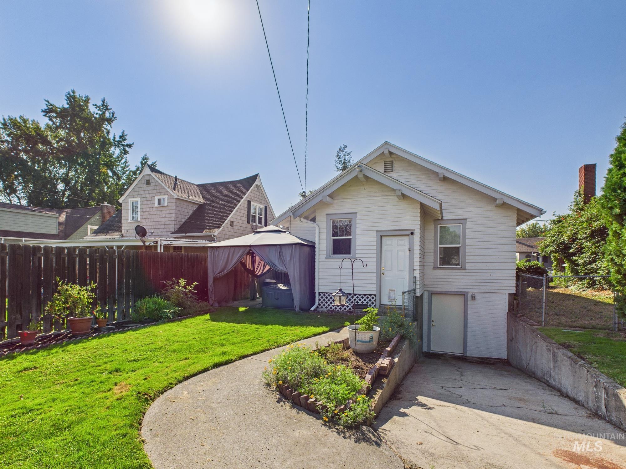 1217 12th Ave, Lewiston, Idaho 83501, 2 Bedrooms, 2 Bathrooms, Residential For Sale, Price $340,000, 98962372