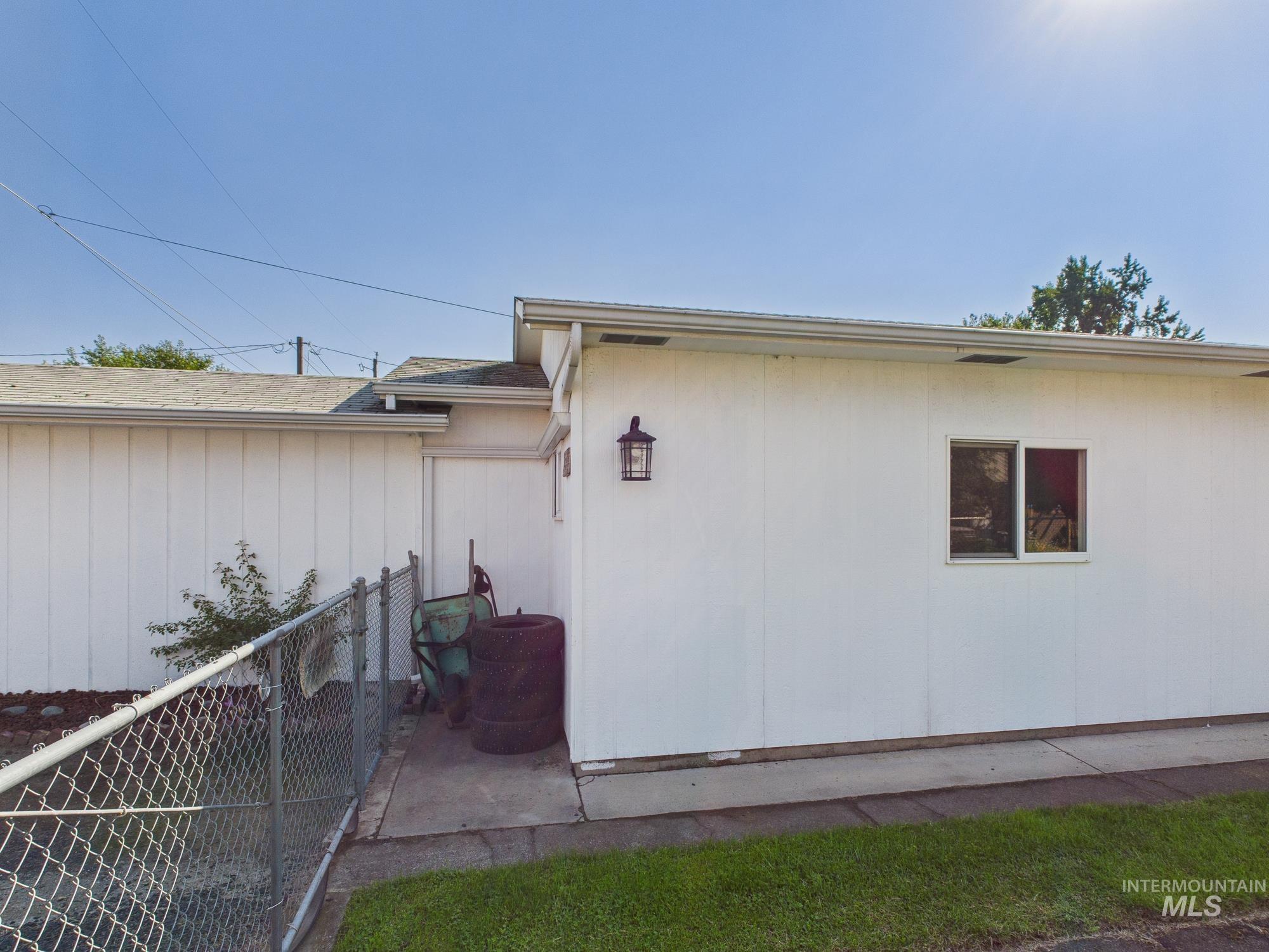 1217 12th Ave, Lewiston, Idaho 83501, 2 Bedrooms, 2 Bathrooms, Residential For Sale, Price $340,000, 98962372