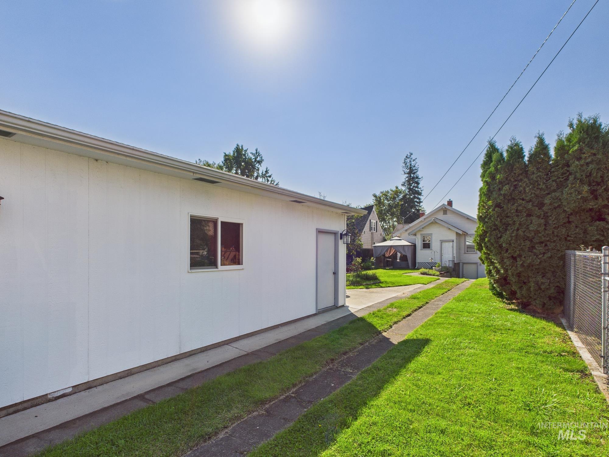 1217 12th Ave, Lewiston, Idaho 83501, 2 Bedrooms, 2 Bathrooms, Residential For Sale, Price $340,000, 98962372