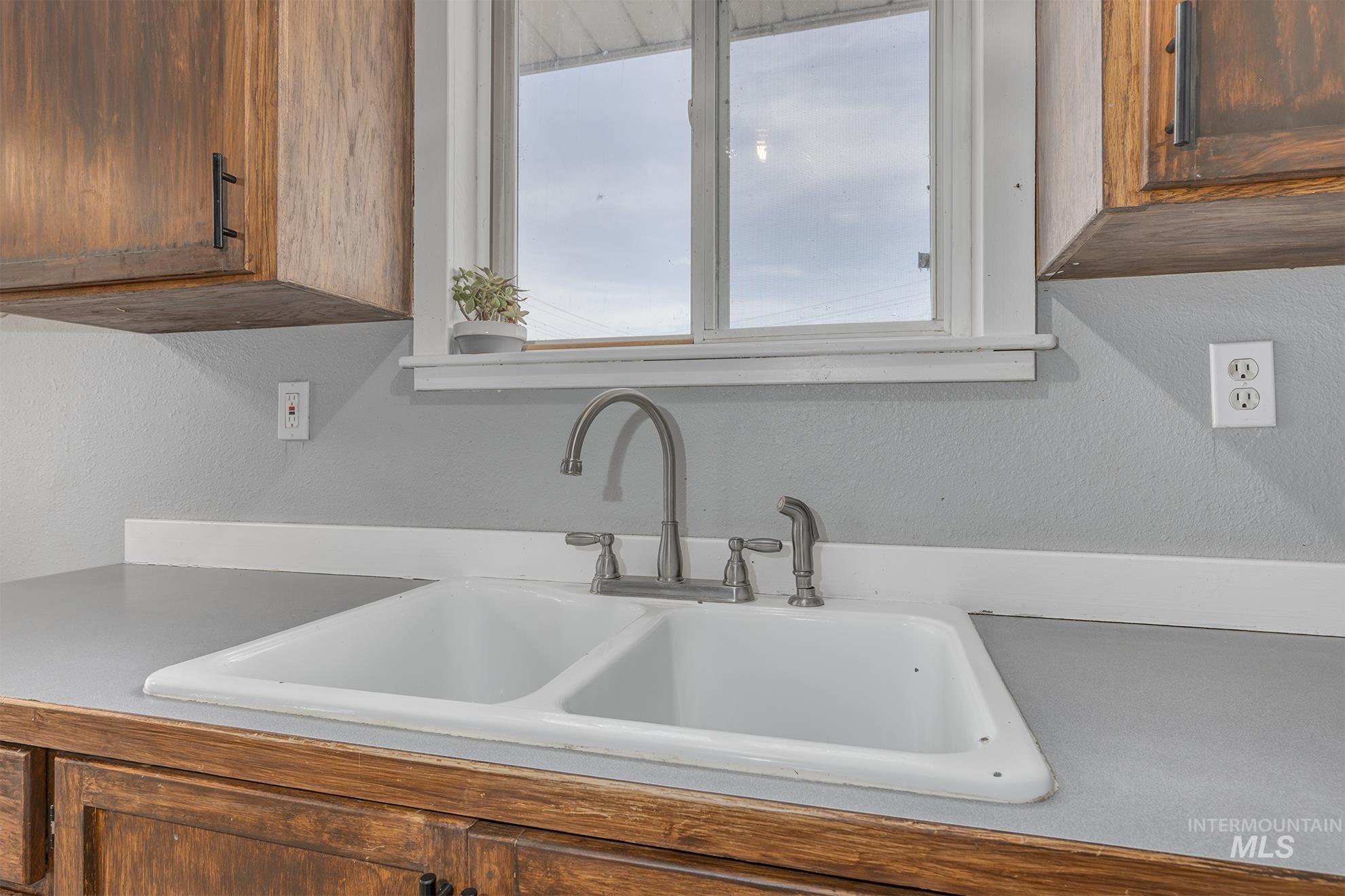 1534 NE 10th Ave., Payette, Idaho 83661, 2 Bedrooms, 7 Rooms, Business/Commercial For Sale, Price $369,000, 98962394