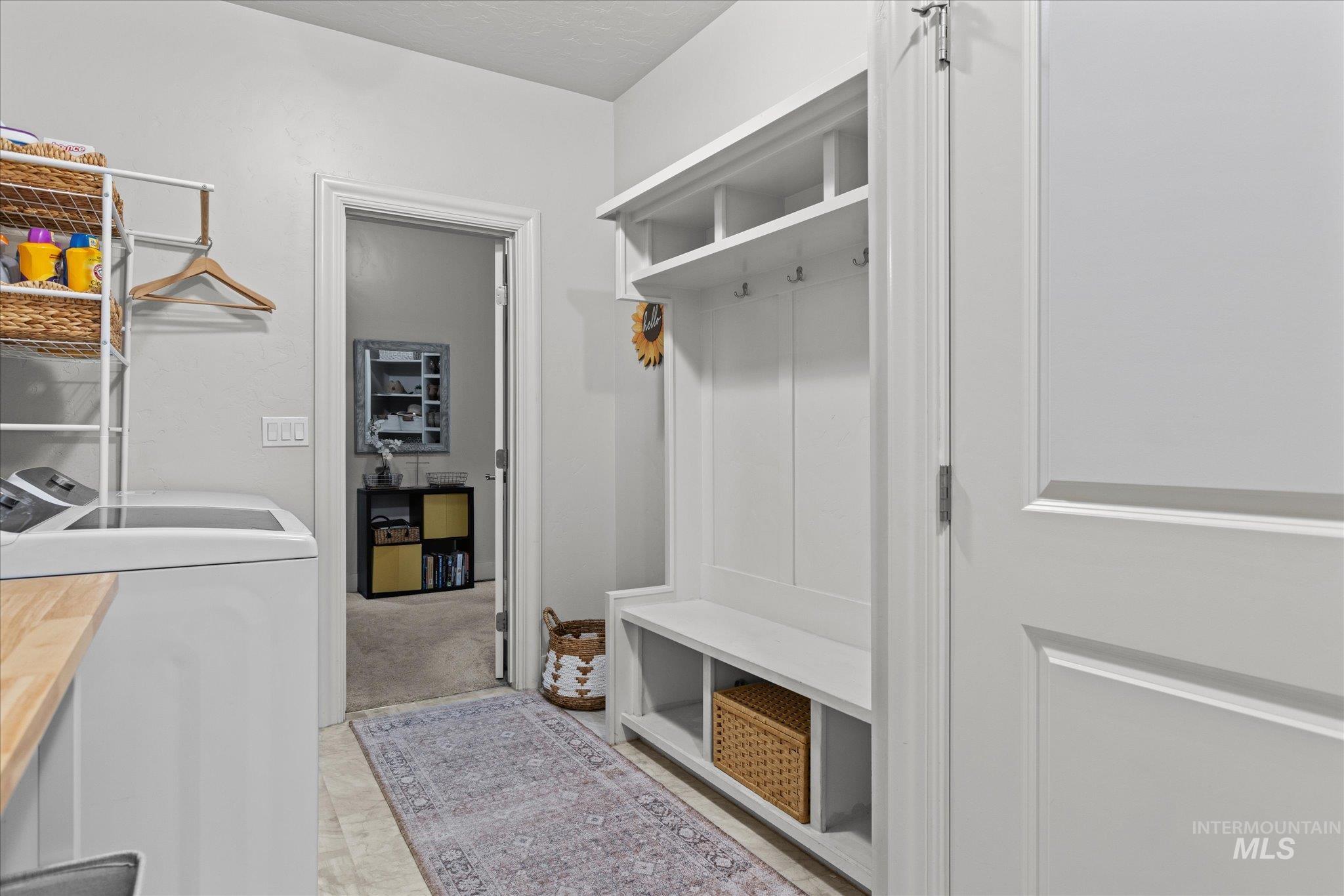 Mudroom with washer and dryer