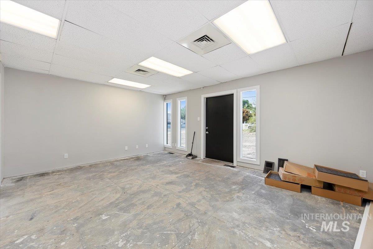 Empty room featuring a drop ceiling