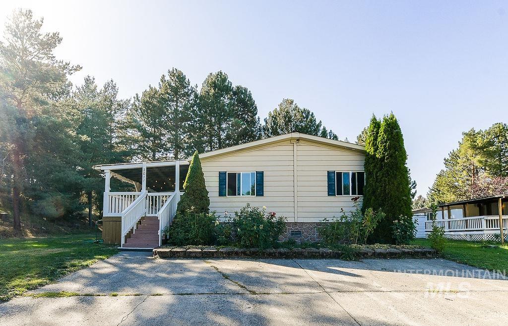 Manufactured / mobile home with a porch and a front lawn