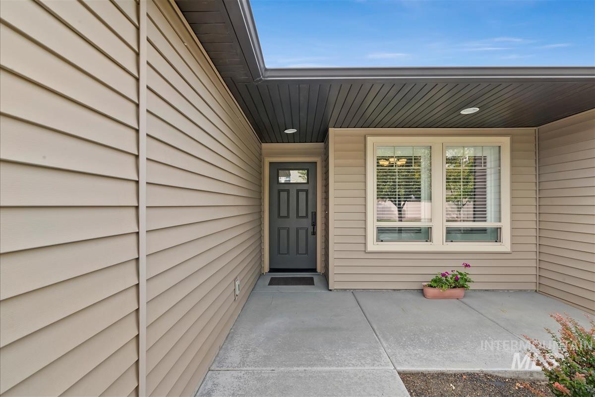2753 E Apricot Dr, Meridian, Idaho 83646, 3 Bedrooms, 2 Bathrooms, Residential Income For Sale, Price $415,000, 98963223